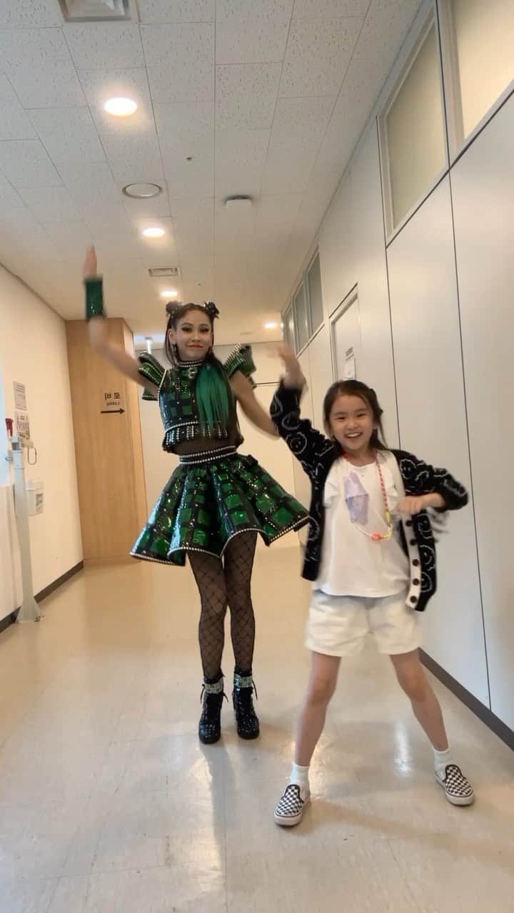 キム・ジウのインスタグラム：「. . . 엄마와 딸 릴스 도전 3탄💚 미안해.. 엄마 이 안무 잘 몰라… 더 연습할께😍😍 . .」