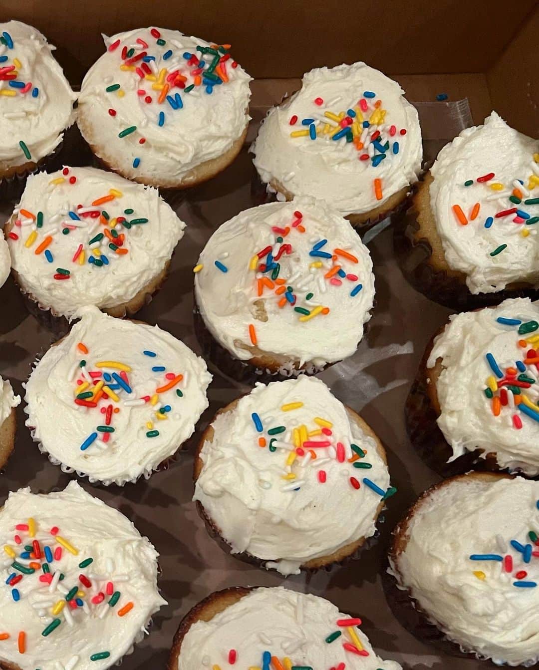のインスタグラム：「Happy 20th anniversary @joecoffeecompany I used to sell my cupcakes there early 2000.I always delivered suspicious amounts and no one asked why. Sometimes I would only deliver 7 cupcakes. I did it to make allowance money we charged 1 dollar . It was also a job I could bitch about. I bitched about the price of butter always going up. I would bake every night. I started around midnight. My cupcakes came in 2nd place for best of NYC. I love making cupcakes.Frosting them is mindless and calms me down. Eventually I got a mouse problem and got busy with show biz. Swing by @joecoffeecompany on waverly place today. I made vanilla with vanilla frosting. I ate 3 last night. #waverlyfest sprinkles? or Jimmies?」