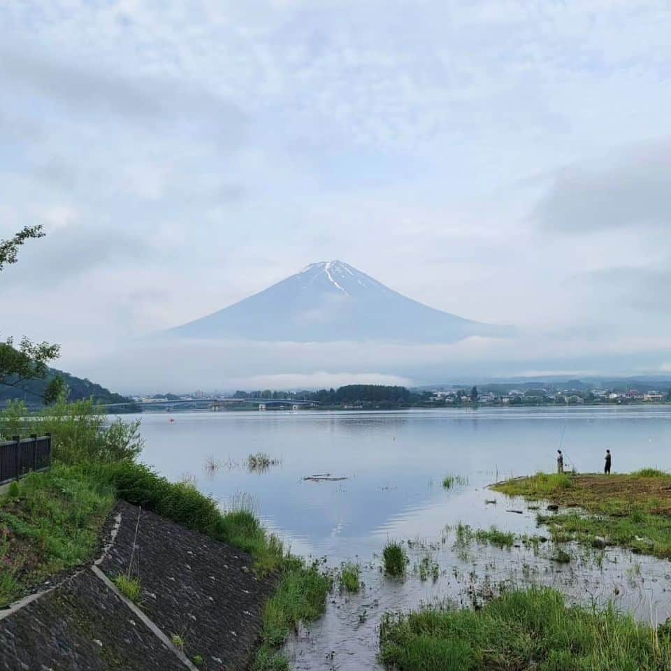 綾小路きみまろさんのインスタグラム写真 - (綾小路きみまろInstagram)「綾小路きみまろです。 今日は曇りの１日でしたが これはこれで いい感じの富士山🗻でした！  そしてカエル🐸ちゃんが登場！  ちょっと憂鬱になりがちな梅雨☔シーズン。 頑張って乗り切りましょう！  #綾小路きみまろ #富士山 #河口湖 #梅雨 #カエル」6月10日 22時58分 - ayanokojikimimaro_official