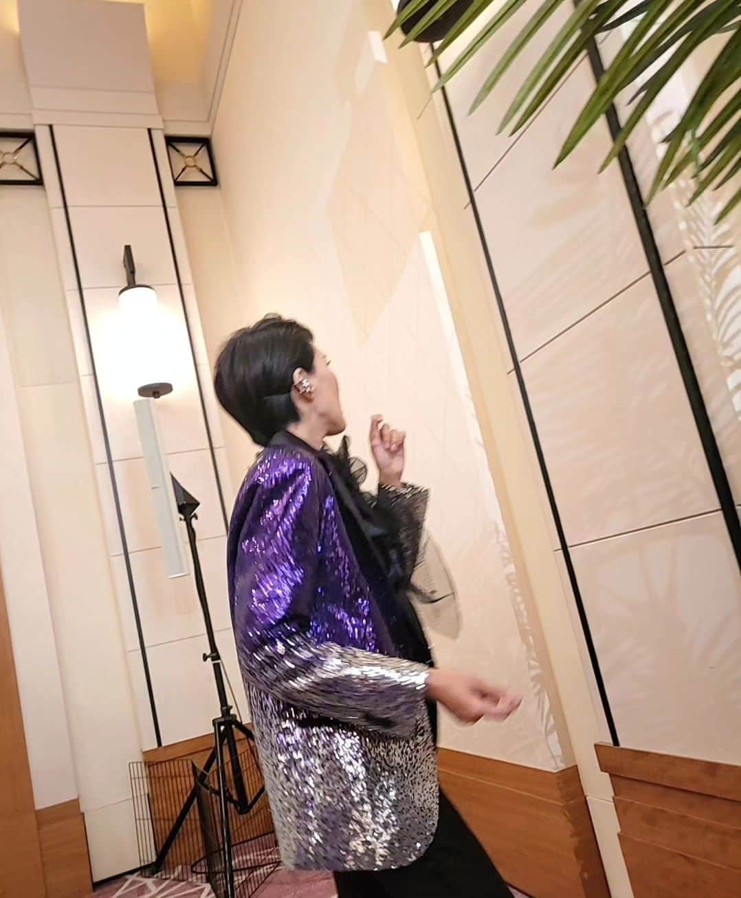 芽夢ちさとさんのインスタグラム写真 - (芽夢ちさとInstagram)「本日のイベント出演✨終了～😆💕✨  楽しんで頂けたとの事でホッとしましたぁ～🥰❣️  りっちゃんとは、やはり安心感があるので、何かどうにかなります😁✨  何度やっても何度やっても緊張しちゃうし慣れないのだけど、だからこそ努力し続けるのだと思うので、また今日の反省は明日に生かして🎵明日のイベントもしっかりと頑張りたいと思います～😆💕✨  リハーサルしか動画がなく💦 写真はリハーサルの模様なので、二人ともお化粧は途中です😂😂😂  お化粧してから一枚パシャリとしましたので😁そちらも～😆💕✨  グッタリと心地良い疲れがありますが、緊張感を持って、明日も頑張ろ～😆💕✨  星条海斗ファンの方への隠し撮りもどぉぞ～🤣🤣🤣❣️  #ゲストライブ #初日 #楽しかった🎵 #心地良い疲れ❣️ #明日も頑張ります！ #元宝塚歌劇団 #宝塚of #星条海斗 #太田プロダクション #奈良市観光大使 #芽夢ちさと」6月10日 22時59分 - memuchisato