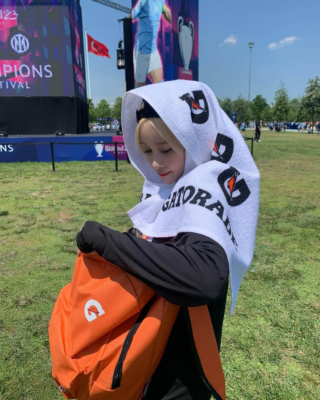 ダヨンさんのインスタグラム写真 - (ダヨンInstagram)「We are family 🧡🖤😘 #게토레이 #GATORADE #gatorade_korea #게토레이5v5 #GATORADE5v5  #UCLfinal」6月10日 22時59分 - dayomi99