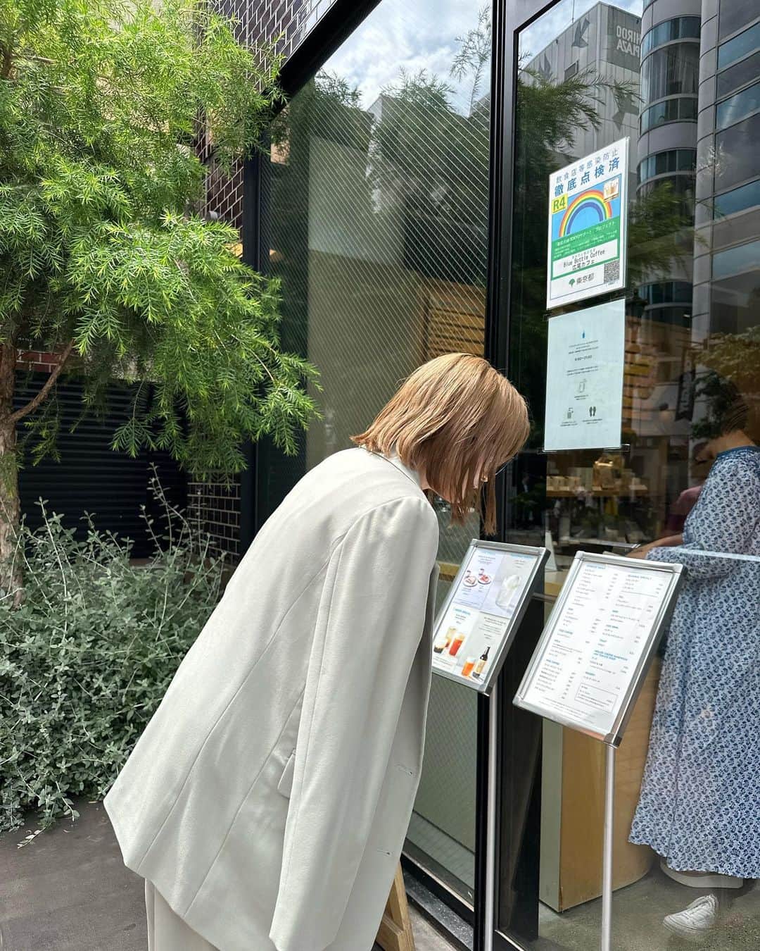 鈴本美愉さんのインスタグラム写真 - (鈴本美愉Instagram)「. blue bottle🧊 久々にカフェイン摂取  この日は涼しかったので春物のセットアップを着ました🫰 コーヒーフロート美味しかったあ」6月11日 21時20分 - suzumotomiyu125