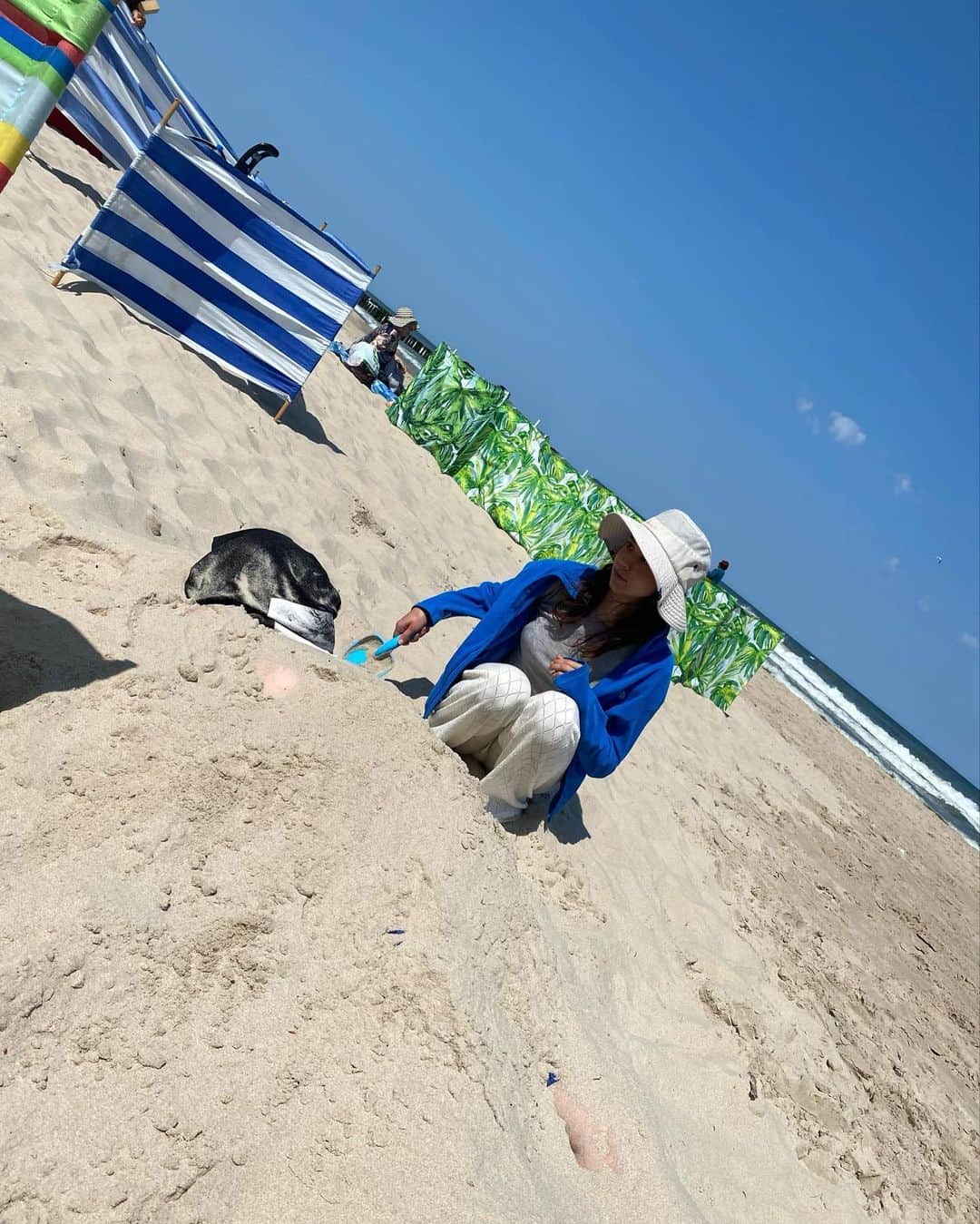 ALEXAさんのインスタグラム写真 - (ALEXAInstagram)「Insta posing vs last photo is how I dress to the beach irl 🥹🫶🏼 needless to say, I’m enjoying the family vacation. I got to bury my older brother for the first time since I was 10… and I enjoyed it a tad too much 😏✨」6月10日 23時00分 - alexa_luczak