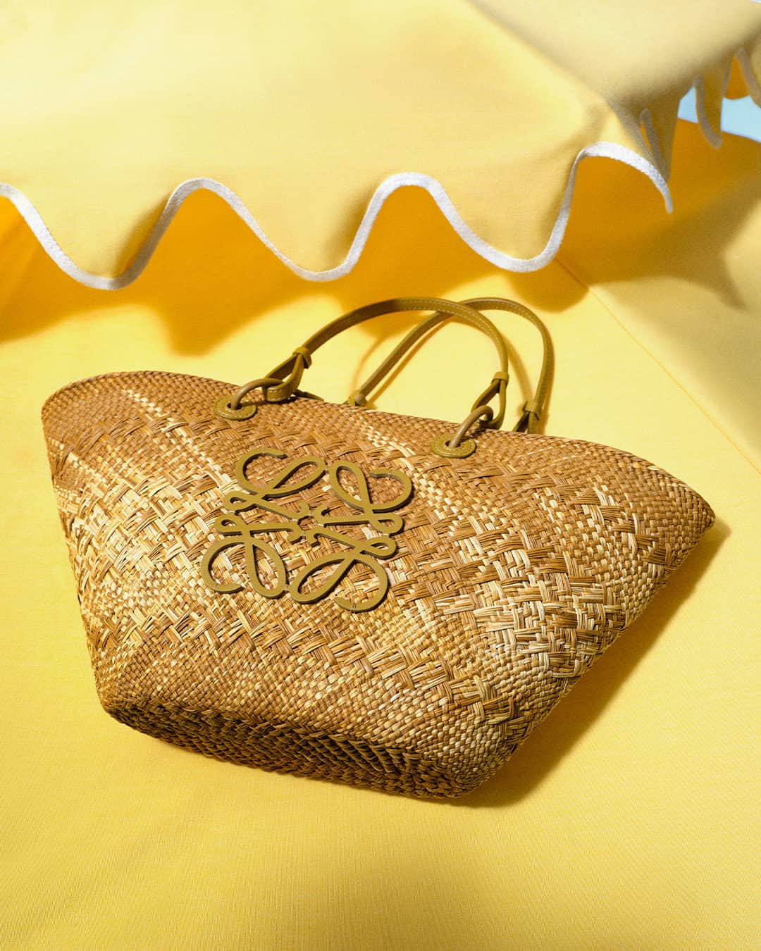 ネッタポルテさんのインスタグラム写真 - (ネッタポルテInstagram)「BASKET CASE: A summer style essential, grab a basket bag that will look just as good in the city as it does on the beach. ⛱️  Tap the link in bio to shop at #NETAPORTER.」6月10日 23時01分 - netaporter