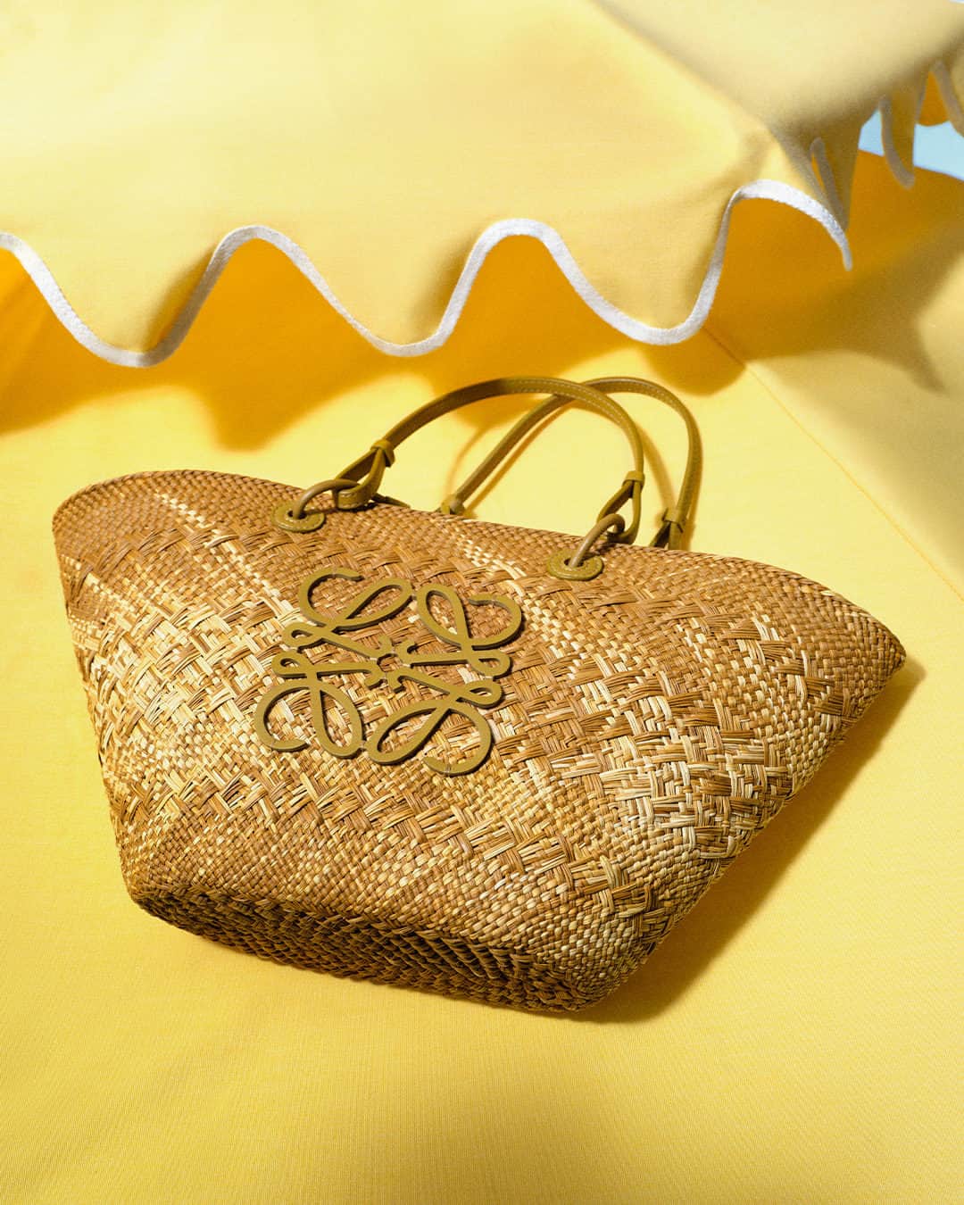 ネッタポルテのインスタグラム：「BASKET CASE: A summer style essential, grab a basket bag that will look just as good in the city as it does on the beach. ⛱️  Tap the link in bio to shop at #NETAPORTER.」