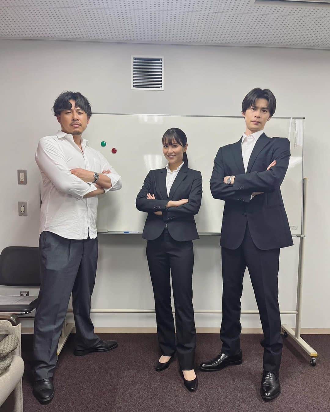のインスタグラム：「本日この後22:00〜NTV「Dr.チョコレート」第8話🍫 警察チームのオフショット！ 2枚目は平子さんと青木さんが何やら楽しそうなお話をしているところを激写、、笑 スタンバイ中はいつもニヤニヤゲラゲラと楽しくやっている3人です。笑 今夜もどうぞお楽しみに❤️‍🔥 #Drチョコレート」