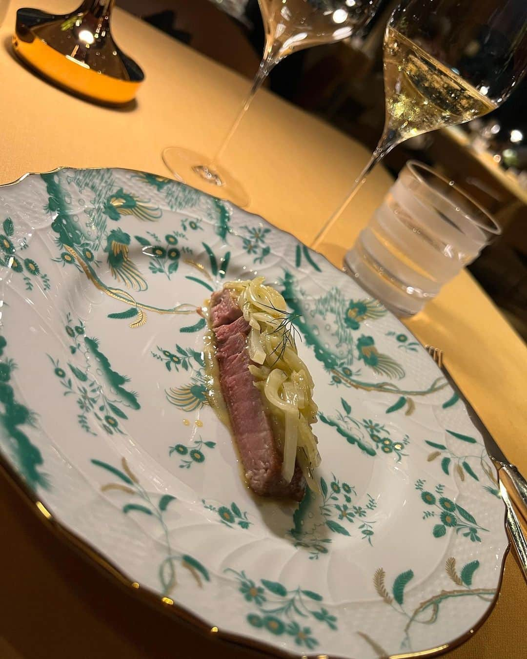 山下莉奈のインスタグラム：「@bulgarihotels にて✨  メインのお肉の写真をいつも撮り忘れるのはなぜかしら🤪  🍷 ワインペアリングしてもらい とてもおいしかった！  パルミジャーノのクリームソースにスピナッチとアスパラ  レアが美味しいマグロ  ロブスターのパスタ  タリアータ  はぁ❤️ この後上のルーフトップバーに行くからと、軽めのデザートで バルサミコをかけたクリームチーズのアイスにチェリー🍒  大好きな味で1リットルくらい食べたかった。  素敵な空間で美味しいものをいただき話は夜中まで尽きないのでした☺️ 学び多き夜だった。  #bulgarihotels @bulgarinikoromitotokyo」