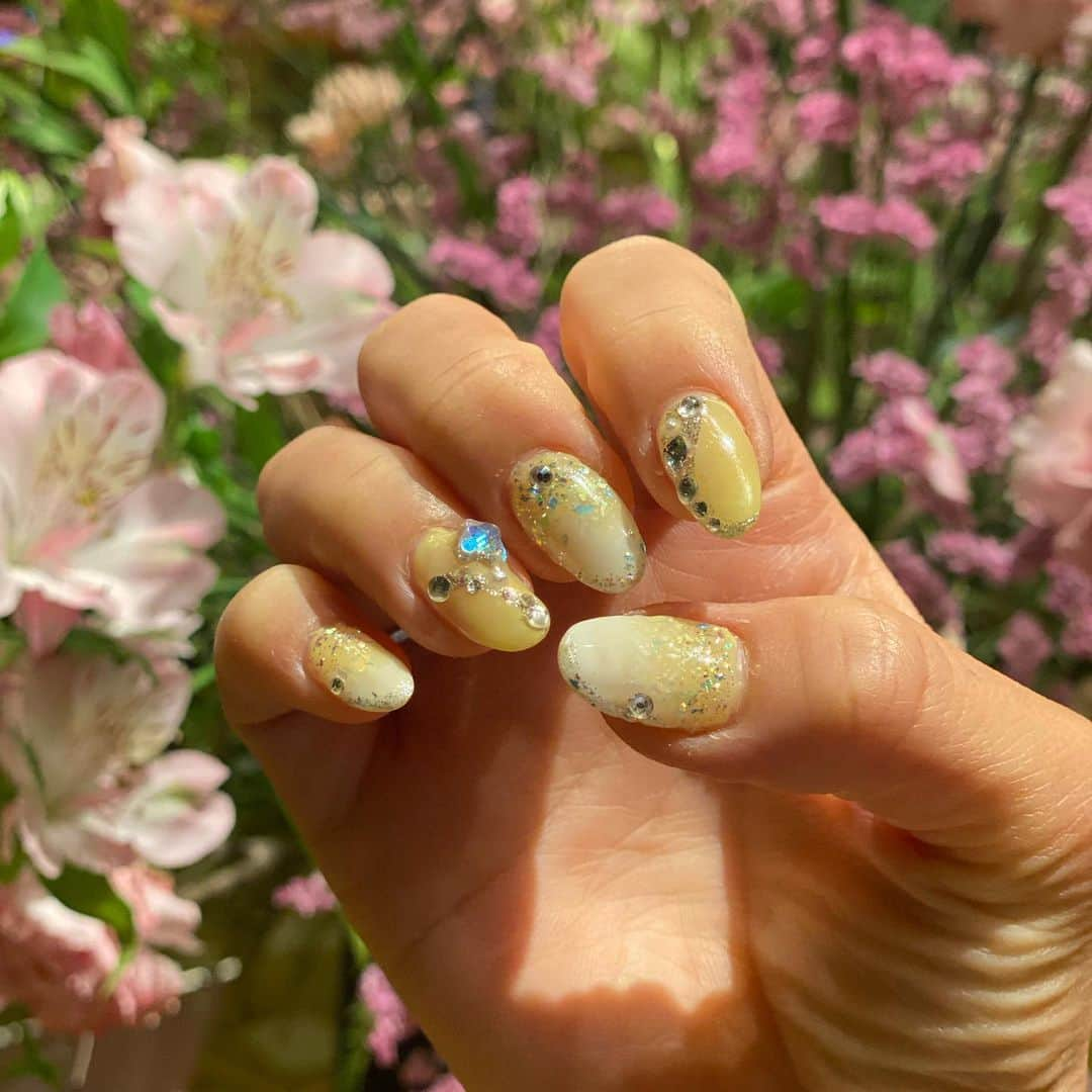 澤野井香里さんのインスタグラム写真 - (澤野井香里Instagram)「New nail💅✨ @#menail  なんだかイエローな気分で、ホワイトとラメでグラデーション＾＾🍋  me nailはパーツが豊富でいつも選ぶのが楽しくて🤭 今回はオーロラのバタフライ🦋をポイントに💡  Thank you♡  @menail1201 @menailuraeri   📍Me nail 💅 大阪市中央区心斎橋筋１丁目１０−１２ トレスビル４F（クリスタ長堀10出口すぐ） 06-6253-2828  #ks_23✨ #ks_nail✨ #ks_beauty✨ #ks_osaka✨ #menail #nail #大阪 #心斎橋 #ジェルネイル #夏ネイル #イエローネイル #バタフライネイル #ラメネイル #デザインネイル #ネイル好きな人と繋がりたい #ミイネイル #2023ネイル」6月10日 17時35分 - kaori_sawanoi