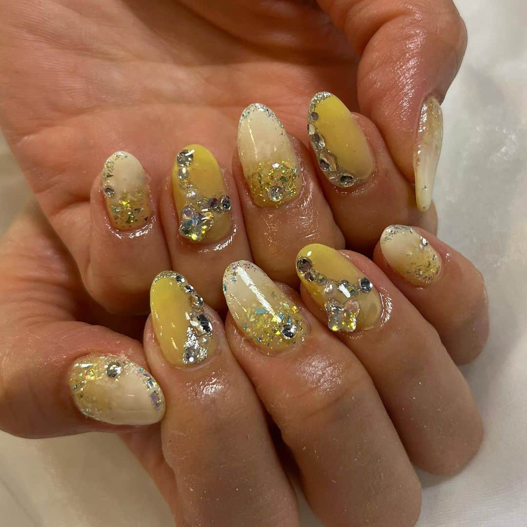 澤野井香里さんのインスタグラム写真 - (澤野井香里Instagram)「New nail💅✨ @#menail  なんだかイエローな気分で、ホワイトとラメでグラデーション＾＾🍋  me nailはパーツが豊富でいつも選ぶのが楽しくて🤭 今回はオーロラのバタフライ🦋をポイントに💡  Thank you♡  @menail1201 @menailuraeri   📍Me nail 💅 大阪市中央区心斎橋筋１丁目１０−１２ トレスビル４F（クリスタ長堀10出口すぐ） 06-6253-2828  #ks_23✨ #ks_nail✨ #ks_beauty✨ #ks_osaka✨ #menail #nail #大阪 #心斎橋 #ジェルネイル #夏ネイル #イエローネイル #バタフライネイル #ラメネイル #デザインネイル #ネイル好きな人と繋がりたい #ミイネイル #2023ネイル」6月10日 17時35分 - kaori_sawanoi