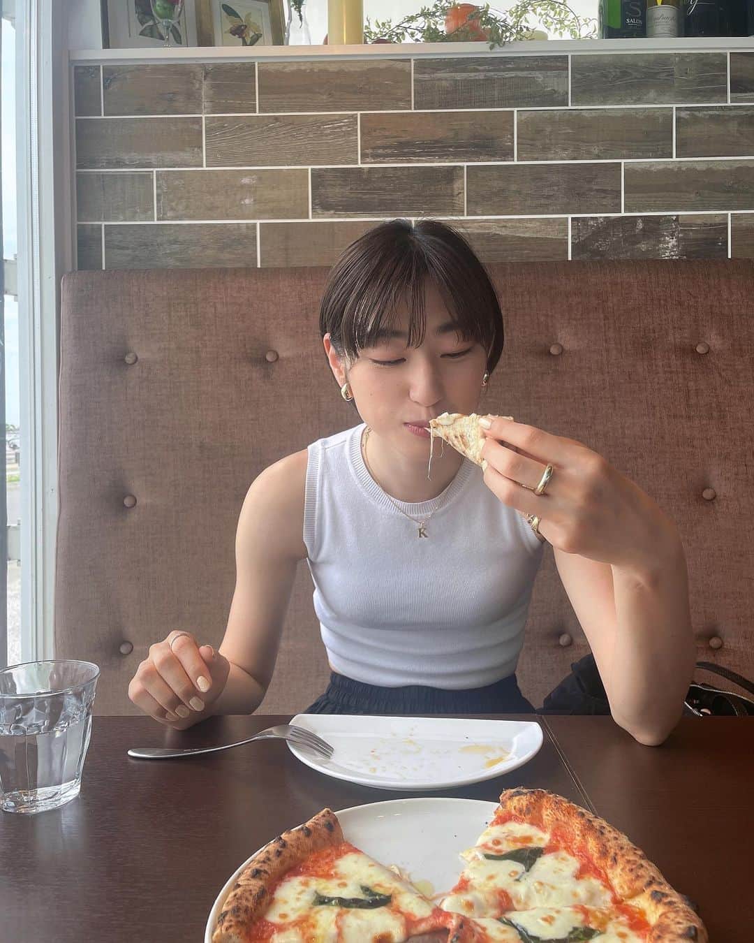 のインスタグラム：「美味しかったなぁ🤤 絶品ピザに神戸牛ボロネーゼ チーズのびーる、生地モチモチ 肉の旨みじゅわぁ〜 ペロリでした😋  @hereiam.official のスカート この夏いっぱい着ちゃう！ お気に入り♡  #神戸グルメ #神戸旅行 #神戸牛  #二の腕が立派になってきてない？ #最後ふざけてる🤦🏻‍♀️」