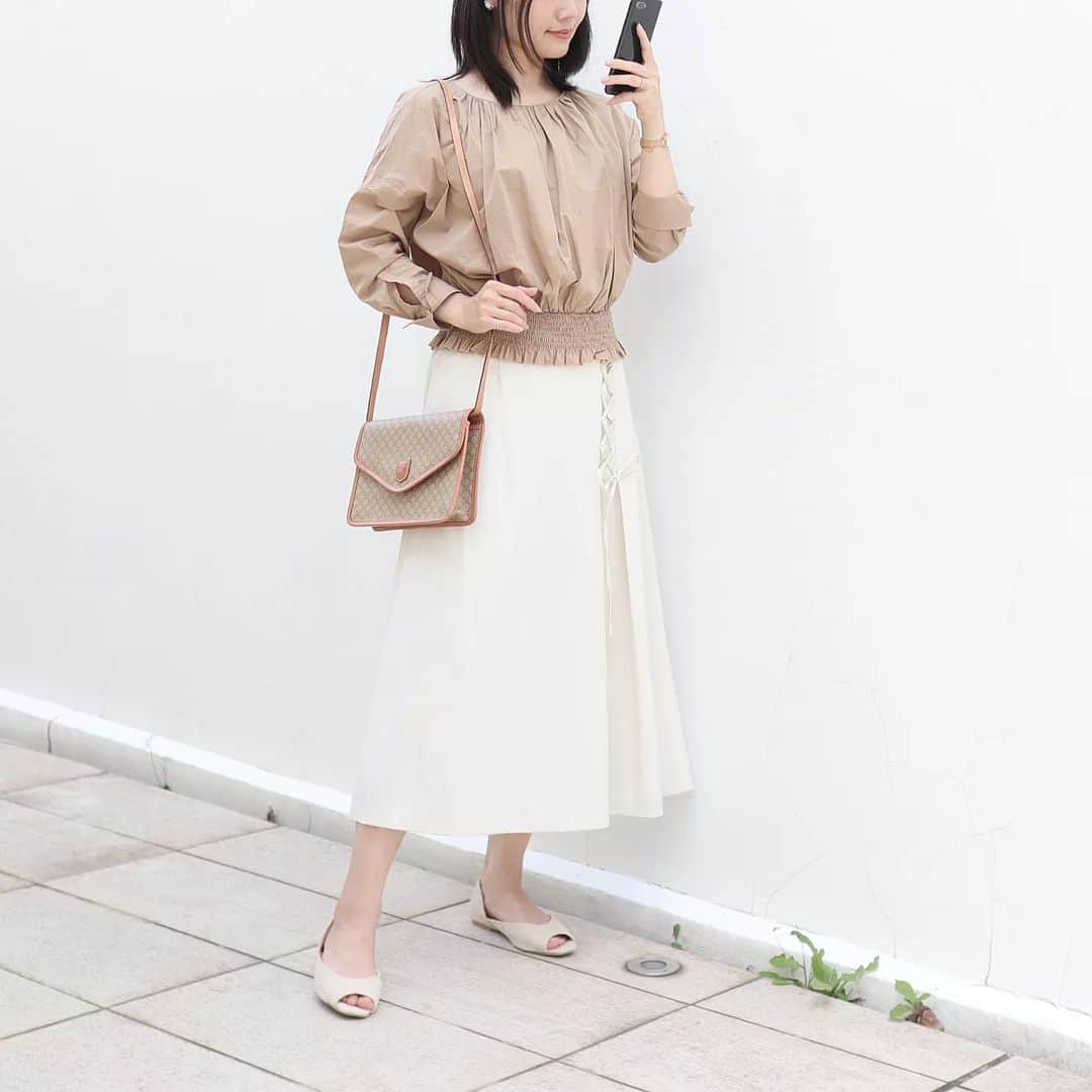 Eri Satoのインスタグラム：「【🛍EDIST. CLOSET サステナSALE🛍】 · ファッションレンタルサービスとして人気の @edist.closet 。 昨年好評だった、サステナSALEが今年もWEBストアで開催されてるよ！ @edist.store · 【サステナSALE】 開催日程：2023年5月19日(金)〜6月15日(木） サイト：EDIST. WEB STORE アウトレットコーナー https://closet.edist.jp/store/outlet · ・トップス5点セット ¥5,500(taxin) https://closet.edist.jp/store/outlet/1492 · ・ボトム4点セット ¥6,600(taxin) https://closet.edist.jp/store/outlet/1493 · ・トップス5点+ボトム4点＝ 9点セット¥1,1000 https://closet.edist.jp/store/outlet/1494 · 以上の３種類のセットが販売されるよ！ 送料は無料だし、同時購入したアイテムも送料無料なんだって！ 私はトップス5点セットを選んだよ。 こちらのベージュのブラウスもその中の1着。 ウエストのシャーリングが可愛いよね✨ INして着ても◎ 他のもまた紹介するね🤗 · @edist.store  #edistcloset  #edistclosetコーデ  #エディクロサステナsale #サスティナブル#ファッション#コーデ#カジュアルコーデ#オフィスコーデ#ママコーデ#きれいめコーデ」
