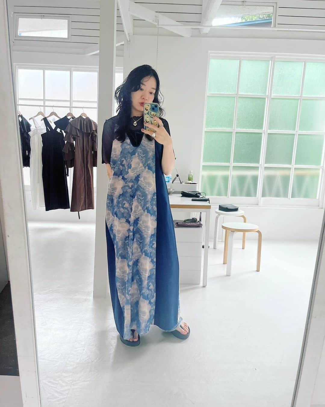 のインスタグラム：「きょうのふく  @sahara_japon 夏物の 関係者様向けのPOPUPでした。  あぁ笑いすぎて楽しすぎてお腹痛い🌞ご来場くださった皆様ありがとうございました✨🙏  写真が全然撮れてなかったのですが @marte_vintage のアカウントに皆様の素敵なスナップを掲載しています🫶  今日は新作のワンピースで。  とろりとした滑らかさ、裏地付きなのに軽やかな着心地で本当ノンストレス👍  新作のシアートップスと合わせてきてました。  着丈は肩紐で調節可能です。」