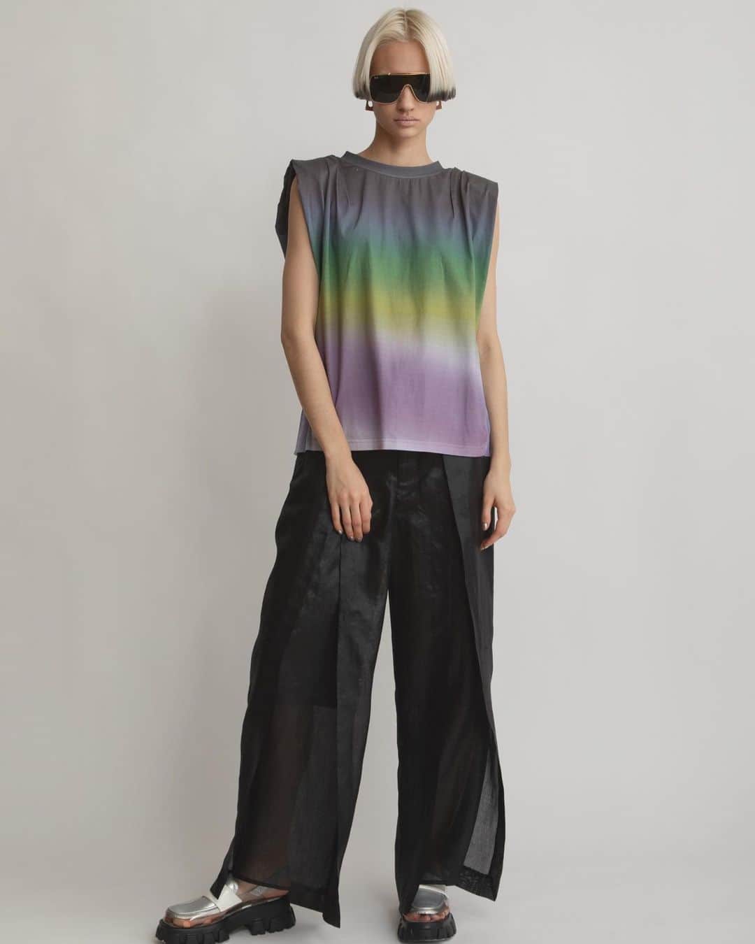 AULA AILAのインスタグラム：「【2023 HIGH SUMMER COLLECTION】  GRADATION T-SHIRT COLOR PURPLE SIZE 0 ¥15,400  4色のグラデーションプリントTシャツ。 パワーショルダーから裾に向かって脇でゆるいドレープが出るようにし、抜け感のあるシルエットに。 肩パットは、着用シーンや体型に合わせて取り外しが可能。  ✔️AULA AILA OFFICIAL WEB STOREにて HIGH SUMMER COLLECTIONアイテム展開中！」