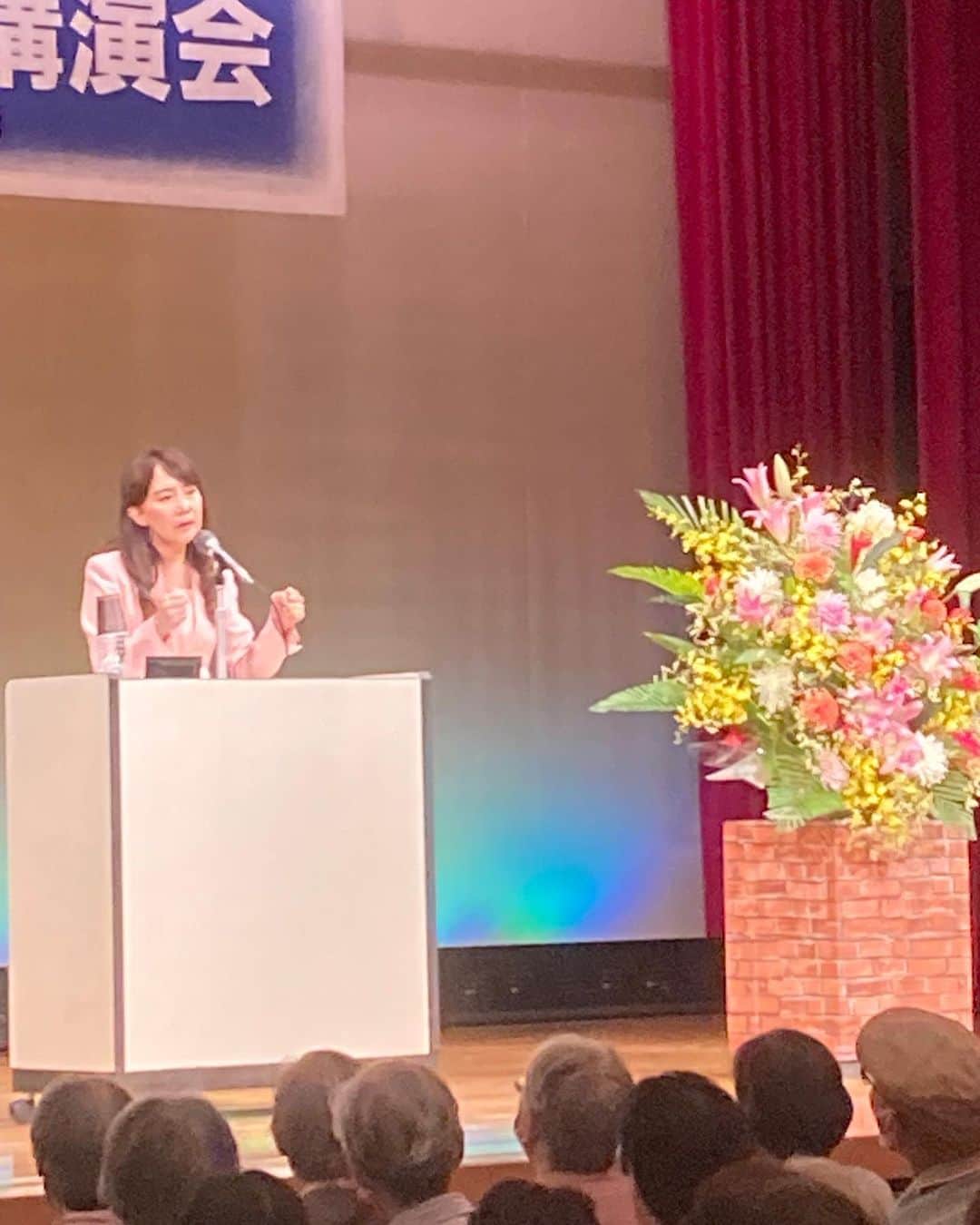 のインスタグラム：「今日は苅田のコミュニティー文化講演会に呼んで頂きました。  コロナ禍が始まって、  それ以来の講演会でした。  私を思い出してくれて、  呼んでくれた事に本当に嬉しかったです。  抽選に当たった満員のお客様で、  とっても和やか雰囲気でした。  演題はみんな地球に生きる人〜日本の国際化と子供の未来」でした。  今まで経験した事をありのままで話して、  その中で国際化と子供の未来のヒントを話しました。  お客様の反応が良くって、  話し易かったです。  笑いと涙の1時間半でした。  感謝感激です。  最後は歌で、手話で締めくくり、  たくさんの拍手を頂きました。  大きいな励みになりました。  主催者、ご来場の皆様に感謝です‼️  またお会いしましょう💕💕💕」
