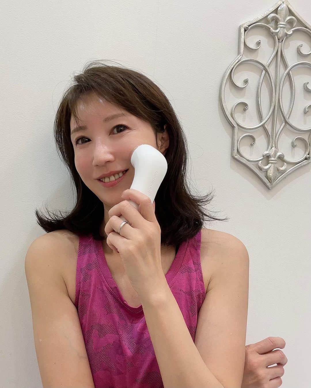 奈々さんのインスタグラム写真 - (奈々Instagram)「メディキューブ @medicube_officialjapan #ユーセラディープショット  ハイフの原理を利用した家庭用美顔器  自宅で手軽にできちゃうのも魅力的💖  韓国の皮膚科医と共同開発 痛みやダウンタイムなし ハイフの原理を利用した家庭用美顔器  高周波(RF）でコラーゲン生成 超音波で真皮細胞を活性化  たるみケアやトーンアップも期待できる  使い方も簡単 ボタンは3つだけ👍  電源とレベル調整とSHOTボタン  作動方法 1.電源ボタンを2〜3秒間長押して電源を付けレベル表示LEDが点灯します。  2.レベルボタンを押して使用したいレベルを設定します。1段階が基本設定です。  3.ジェルをヘッド電極に満遍なく付けて、お肌に密着させ塗るようにヘッド電極を当てます。  4.SHOTボタンを押すと動作音が鳴ります。 動作音が流れる2～3秒程度が1ショットになります。 ※ショットの際には①ヘッド電極のLEDが赤色に変わります。  5.1ショット後はヘッド電極を少しずつ他の部位に移しSHOTボタンを押して使用します。  計80ショットで、電源は自動に消えます。  施術直後はフェイスラインなもスッキリ引き上がった感じ😊  自宅で手軽に👍  いつも優しいコメント ありがとうございます🙋‍♀️  #medicube#メディキューブ#ユーセラ#メディキューブ美顔#韓国美顔器#家庭用美顔#韓国コスメ#美顔器#韓国スキンケア器＃ホームケア#ほうれい線ケア#たるみケア#ハイフ#フェイスライン#美肌作り#自宅で簡単方#手軽にケア」6月10日 17時49分 - nanafujn