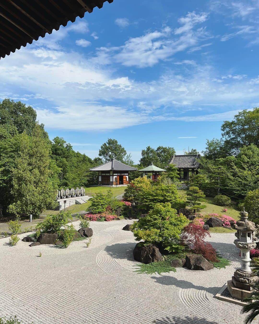 杉野希妃さんのインスタグラム写真 - (杉野希妃Instagram)「🪞 こちらのお寺の浴室は修行の場として作られたそうですが、完全に癒し目的で訪れたところ、メンテナンス中で入れず。遠からずここの檜風呂に入りたいと思います♨️」6月10日 17時49分 - kikisugino