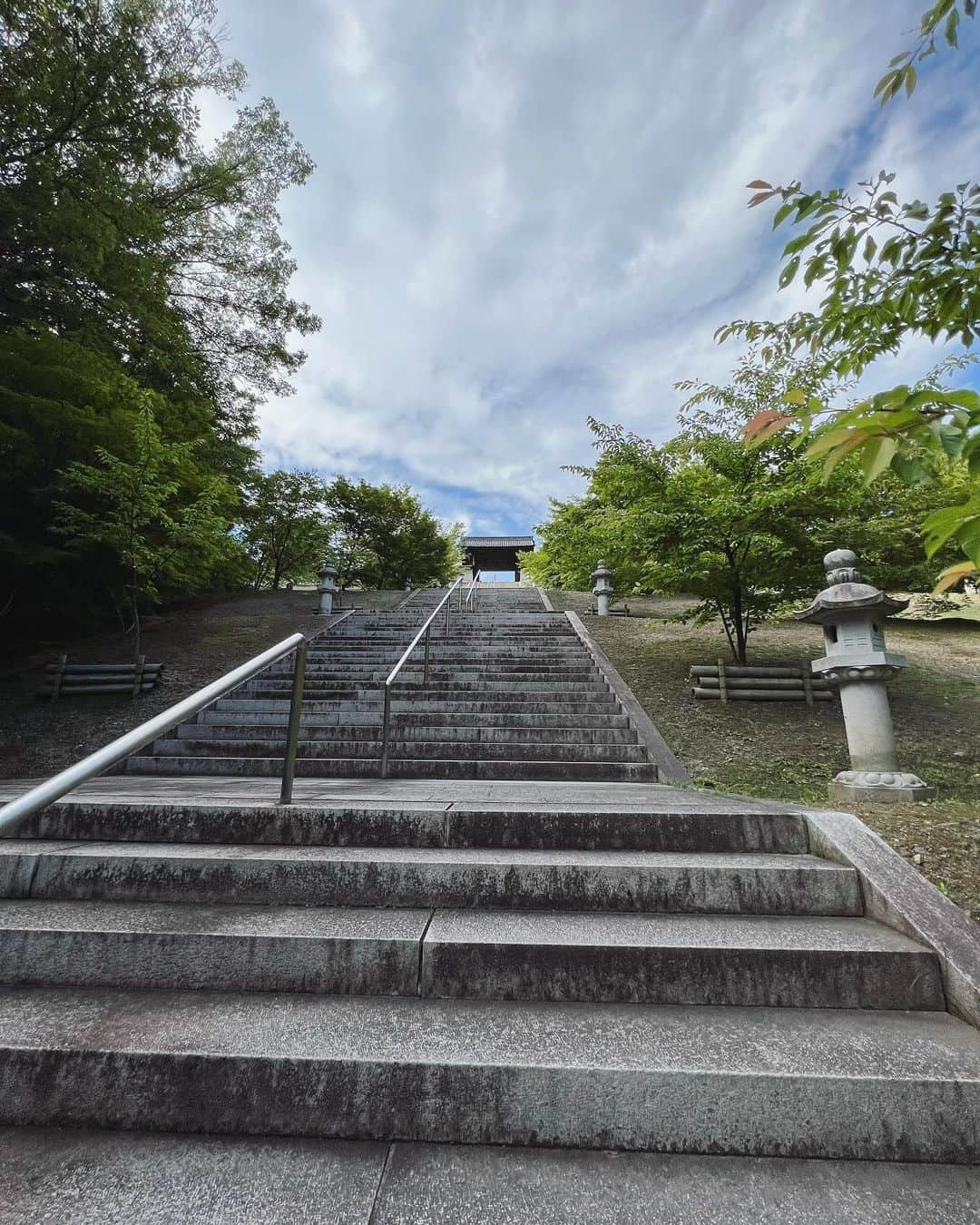 杉野希妃さんのインスタグラム写真 - (杉野希妃Instagram)「🪞 こちらのお寺の浴室は修行の場として作られたそうですが、完全に癒し目的で訪れたところ、メンテナンス中で入れず。遠からずここの檜風呂に入りたいと思います♨️」6月10日 17時49分 - kikisugino