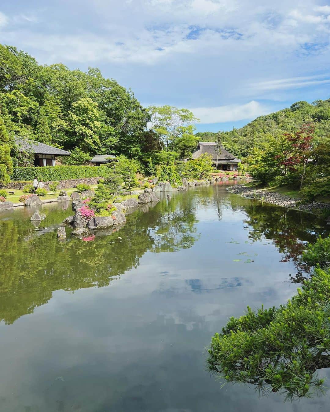 杉野希妃のインスタグラム：「🪞 こちらのお寺の浴室は修行の場として作られたそうですが、完全に癒し目的で訪れたところ、メンテナンス中で入れず。遠からずここの檜風呂に入りたいと思います♨️」