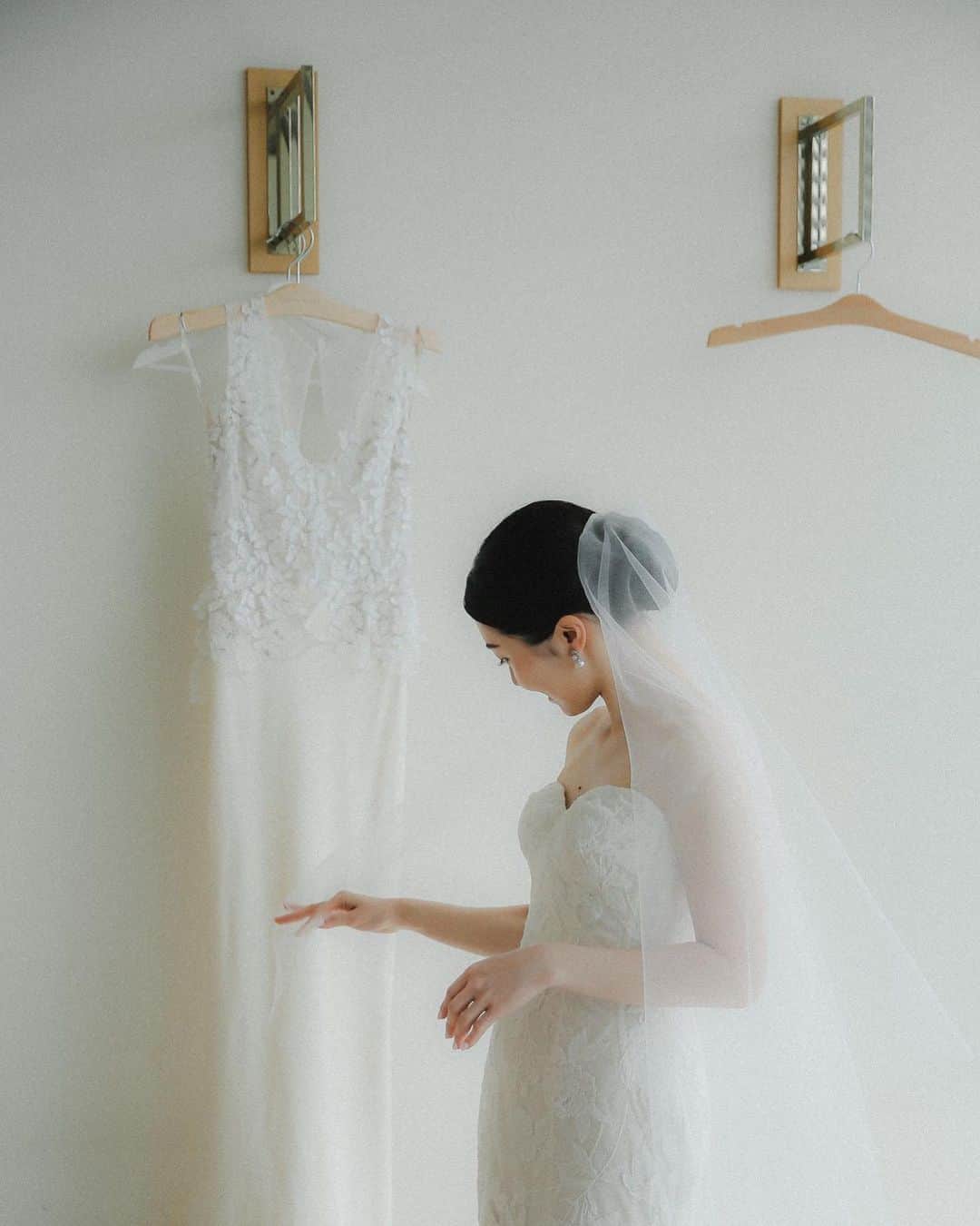 北野クラブ　ソラのインスタグラム：「. . . . wedding dress . . . . ---------------------------  Bʀɪᴅᴀʟ ꜰᴀɪʀ…  @kitanoclubsolaにて 大好評ブライダルフェアを 開催しております📣  プロフィール欄のHPまたは DMでの受付もしております✳︎  土日祝は“9:00”のご来館 また“会場見学1件目”の皆様には ギフト券“1万5千円分”のプレゼントがあります♡  北野クラブソラスタッフ一同 皆様とお会いできる日を 楽しみにしております😌🌿  ---------------------------」