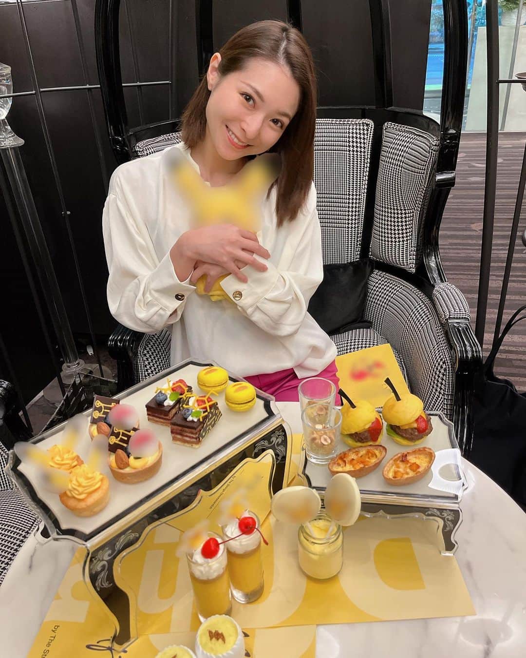 住田紗里のインスタグラム：「子供の頃から気付くとすぐそばにあった、一緒に育ってきたような存在のアニメ。 そのメインキャラクターをモチーフにしたアフタヌーンティーが開催されているということで、 友達と行ってきました🍫 ぬいぐるみ持参で🧸笑  メニュー全てが黄色くて、 尻尾や耳がモチーフになっていて、 「可愛い」を何度言ったことか😍 幸せな世界でした。  #アフタヌーンティー #黄色 #とにかく可愛かった #アニメ#ゲーム#ぬいぐるみ#趣味」