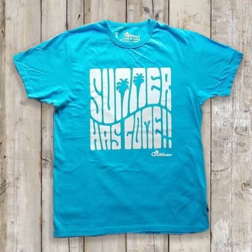 OldSUmmerさんのインスタグラム写真 - (OldSUmmerInstagram)「本日20時から発売！  クルーネックTシャツ（SUMMER HAS COME）   ヤシの木と「SUMMER HAS COME!!」ロゴが、おしゃれなスクエアデザインに。 鮮やかなターコイズブルーに、白＆生成りのロゴが映え、夏コーデにぴったり。 品質、着心地、シルエット、すべてにこだわり抜いた、日本製オリジナルクルーネックTシャツです。   #ターコイズ#ヤシの木#スクエアデザイン#アロカジ#alohacasual  #スタイリスト #純子さん  #Hawaii #wikiki #palmtree #beach #湘南 #アロハ#児島 #ジーンズ#madeinjapan #redwing #アメカジ #ジーパン #ootd  #fashion  #instafashion #vintage#リンクコーデ#アメカジコーデ#ジーパンコーデ#ビンテージ#ビッグサイズ#大きいサイズ」6月10日 17時59分 - oldsummer.tokyo