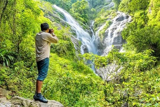 タイ国政府観光庁さんのインスタグラム写真 - (タイ国政府観光庁Instagram)「. ༉‧₊˚ 🇹🇭わざわざ行きタイ旅！ ⠀ ⋯⋯⋯⋯⋯⋯⋯⋯⋯⋯⋯⋯✈  毎週土曜日は、まだあまり知られていないタイのエコツアースポットをご紹介♪   今回はメーホンソーン県にある「バーン・フアイヒー」へ✨  バーン・フアイヒーはメーホンソーンの中心街から、車で30分ほどのエリア💁‍♀️　海抜 1,722 mにもなる山岳地帯で、一年を通して涼しく快適な気候です🏔🍃  おすすめは日帰りツアー👍　まず午前中には、ドイ・プイ山山頂までトレッキング🚶‍♀️ 午後に下山したら、緑豊かな森に入ってこの地ならではの景観を巡りましょう💨　最後には山岳民族・カレン族による腰機織りの実演を見学👀✨　古くからこの地で守られてきた伝統に触れ、人々の知恵や文化から学びが得られるはずです😌  オールシーズン来訪できますが、田んぼが緑に染まる8〜10月、花が咲き誇る10〜12月は、いつもとは違った絶景が広がります🌱🌼　次のタイ旅行で、足を伸ばしてみてはいかがでしょう？🙌  ☆「行ってみたい！」：いいね❤をタップ ★「参考になった！」：保存ボタン🔖をタップ  #タイ #メーホンソーン #バーンフアイヒー #グリーンツーリズム #エコツアー #自然が好き #自然が好きな人と繋がりたい #タイ文化 #ローカル体験 #今こそタイへ #こんなタイ知らなかった #もっと知りタイ #はじめてのタイ #タイ旅行 #メーホンソーン旅行 #旅好きな人と繋がりたい #旅行好きな人と繋がりたい #海外旅行 #thailand #maehongson #banhuayhee #ecotourism #sustainabletourism #amazingthailand #thailandtravel #thailandtrip #thaistagram #lovethailand #amazingnewchapters」6月10日 18時00分 - amazingthailandjp