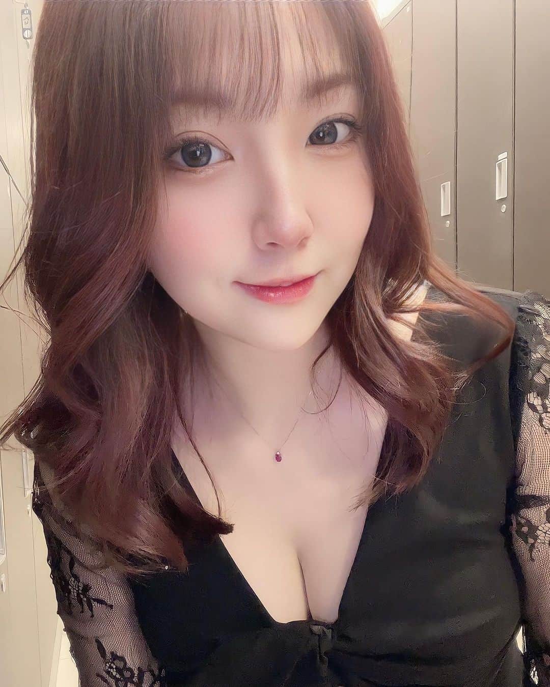 のインスタグラム：「‪ꔛ‬♡‪ 出勤でーす！土曜日！ 明日はお休み💪🏻💗 写真は先月撮って放置してたやつ🥹w 私の谷間珍しいでしょ🥺？w  #バルセロナグループ #ピーアンドジェー #札幌 #すすきの #ススキノ #キャバクラ #キャバ嬢 #キャバクラ嬢 #ニュークラブ #ニュークラ #ニュークラ嬢 #キャバ #ラウンジ #ラウンジ嬢 #ガールズバー #ホステス #すすきのキャバクラ #すすきのキャバ嬢 #すすきのグルメ #札幌旅行 #美人 #美女 #可愛い #可愛い女の子 #銀座 #六本木 #北新地 #錦 #中洲 #オタク」