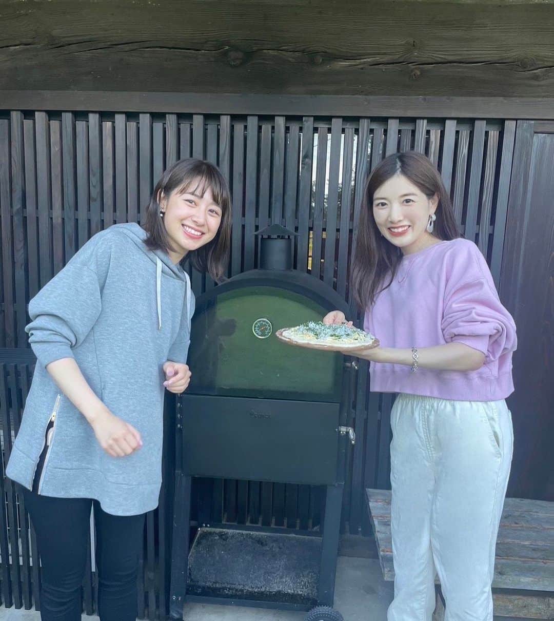林美沙希のインスタグラム：「. 友人(@shiori.nakagawa )と一緒に小旅行🚗 自分たちで生地を伸ばし焼いたピザは絶品！サクッの後にもちもちで美味しかったです☺️ 自然に癒された週末でした。  #ピザ #手作り #ピザ窯 #休日 #小旅行」