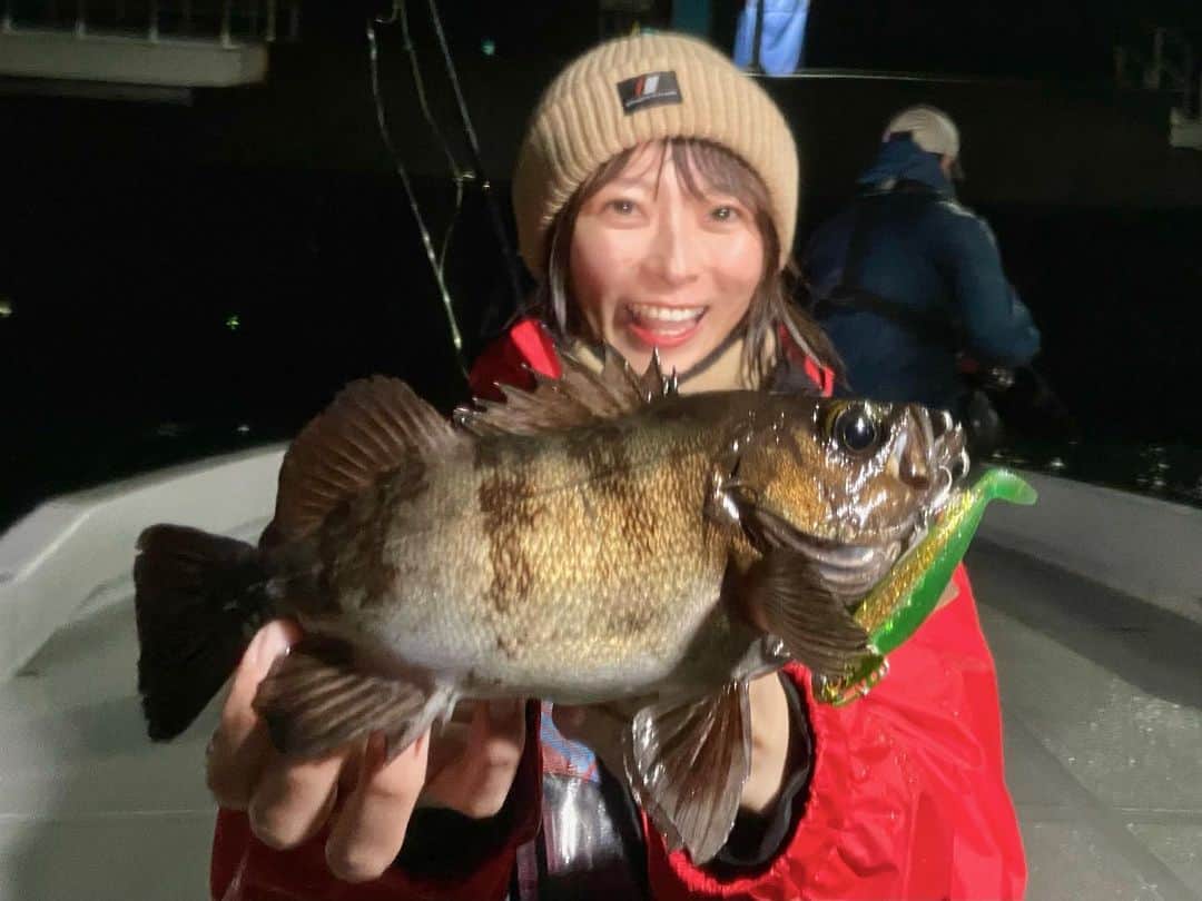 高本采実さんのインスタグラム写真 - (高本采実Instagram)「🎣 4月上旬。ソルパラTVのレギュラー出演が決まり初回ロケの日。 大阪湾へボートシーバスをしに行ってきましてね！  なんだかこの日の私は超ラッキーでした✌︎ まず、魚釣るごとに全て違う魚種で4キャッチ！（キチヌ・シーバス・キジハタ・メバル）  そして日が暮れてから釣れた魚たちはどれもビッグサイズ🤩‼️  シーバスぽくない、この魚なんやろ！？という怪しいファイトの末 顔を見せてくれたのは... 自己記録となる、余裕で50cmオーバーのキジハタ！！！ 初めて魚がデカすぎて引いたレベルww 興奮でしばらく手が震えてました😂  最近釣果が渋〜い釣りばっかりだったので 改めて大阪湾のポテンシャルを実感したのと たくさんの魚たちに癒されまくりました🥺🧡  この50オーバーのキジハタは、キャッチ&リリースしたので、大阪湾にまだおります✌︎ みんなデカアコウ狙いに釣りに行ってみてね！❤️‍🔥  ⛴️ シーマジカル ＿ ヤンヤン船長 @takayukikitazoe   . . .  #ボートシーバス #シーバス #キジハタ #アコウ #キチヌ #チヌ #メバル #大阪湾 #キャッチアンドリリース #シーマジカル #ソルパラTV #メジャークラフト #ヒロセマン #釣果 #釣り好き #釣りガール #大物ハンター #fishinggirl #钓鱼 #高本采実 #あやみん #ayamistagram」6月10日 18時03分 - ayami__summer