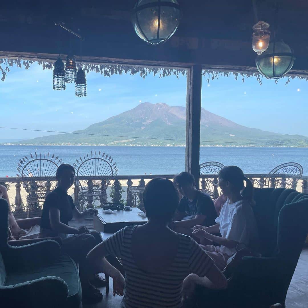 川辺ヒロシのインスタグラム：「先日の鹿児島2DAYS両日沢山の皆様ありがとう〜！ 子供の頃自転車で通った磯海水浴場の目の前という最高のロケーションの   @makai_mauka_gallery  DJ中に桜島の横から満月が出てきてムーンロード出現で盛り上がる。ニックさん @tropicolitan シノ君 @shino_0013 両氏の展示もgoodでした〜 次の日の @luck_kagoshima_ での夕方〜夜の集い。初の試みだったけどよか晩になり最高〜な時間　 @hay_ashi_meizan のハンバーガーめちゃ美味しかった。またやりましょう〜！  祝開店の食堂湯湯 @yuyu.djchampon にもかごっま温泉帰りに行けて嬉しい そして @dwell_kagoshima @dwell_kitchen_labo 夫妻の素敵な家にも滞在出来て（サウナ付き！）良い時間を過ごせましたありがと〜〜」