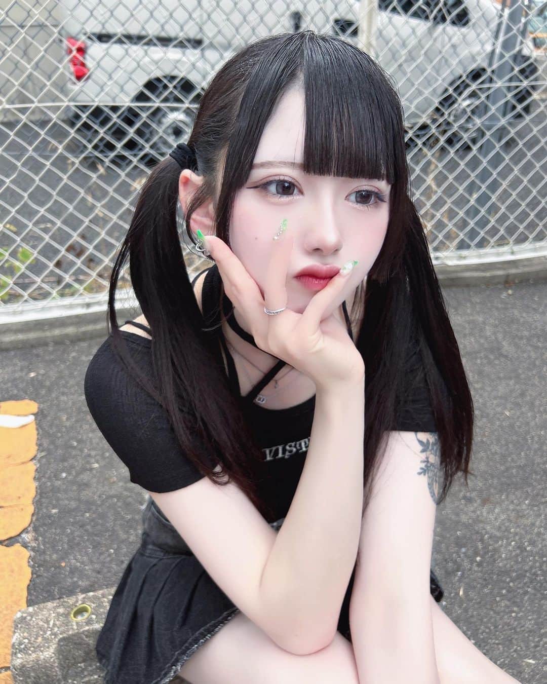 狐波ろんのインスタグラム：「爪緑なのぎゃわいーーー  #ツインテール」