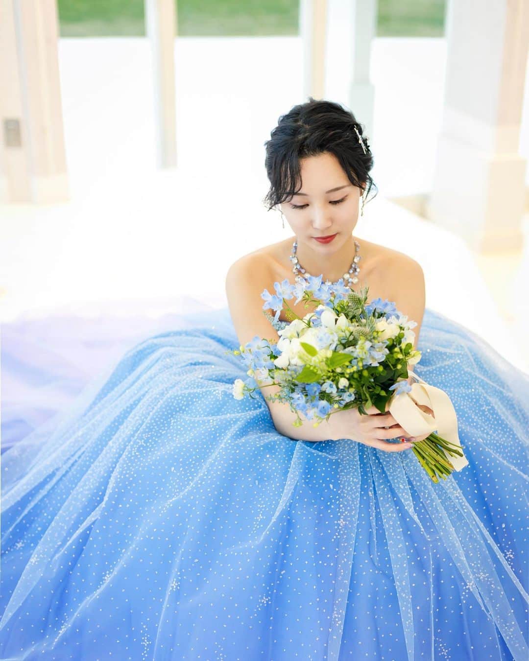 西原愛夏のインスタグラム：「今更ながら自己満投稿。。🤍🦋  1番好きな色💙小さい頃から着たかったブルードレス👗  #ウエディングフォト #ウエディングドレス #結婚式 #カラードレス #ドレス #ロングドレス #ウエディング #クチュールナオコ  #前撮り  #前撮り写真  #前撮りヘア  #前撮り撮影 #東京駅 #ウエディング #結婚式ヘアアレンジ」