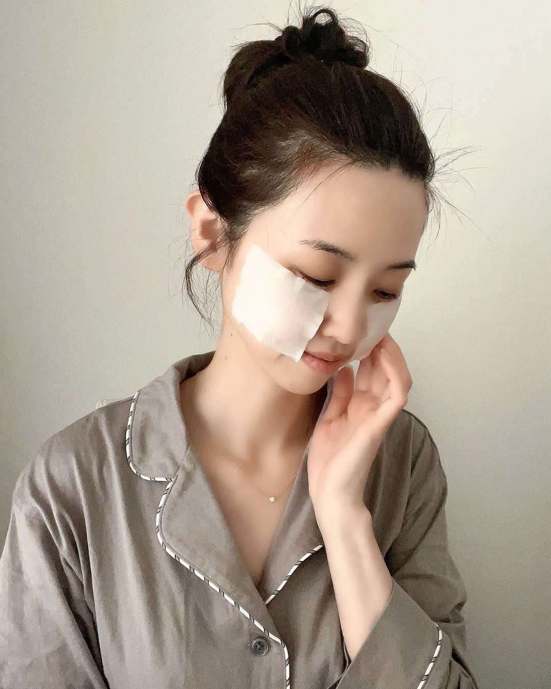 垰智子さんのインスタグラム写真 - (垰智子Instagram)「@anua.jp ドクダミ77%スージングトナー🌿 . 気温と湿度が高くなる夏の季節🏝️ お肌の皮脂の分泌量が多くなりがちで ニキビの原因や開き毛穴になってしまうの💦 . そんな時にオススメなのが、肌バランスを整えてくれるドクダミエキスを、77%含んだAnuaの化粧水で、お肌表面の余分な油分や汚れを拭き取るのがオススメ💚 . 肌トラブルを落ち着かせてくれるスージングトナーをコットンにたっぷり含ませて拭き取るか、 3-5分のコットンパックをする事で肌バランスを整えてくれるの😊 . サッパリして気持ちいいから この時期にとってもオススメだよ✨ . . @anua_japan_review  @anua_japan_bestreview  . #sponsored #アヌア #anua #PR #スキンケア #韓国スキンケア #ドクダミ化粧水 #skincare #beauty #美容 #heartleaf #soothingtoner #koreancosmetics #cosme #cosmetics」6月12日 19時35分 - taotao_tomo