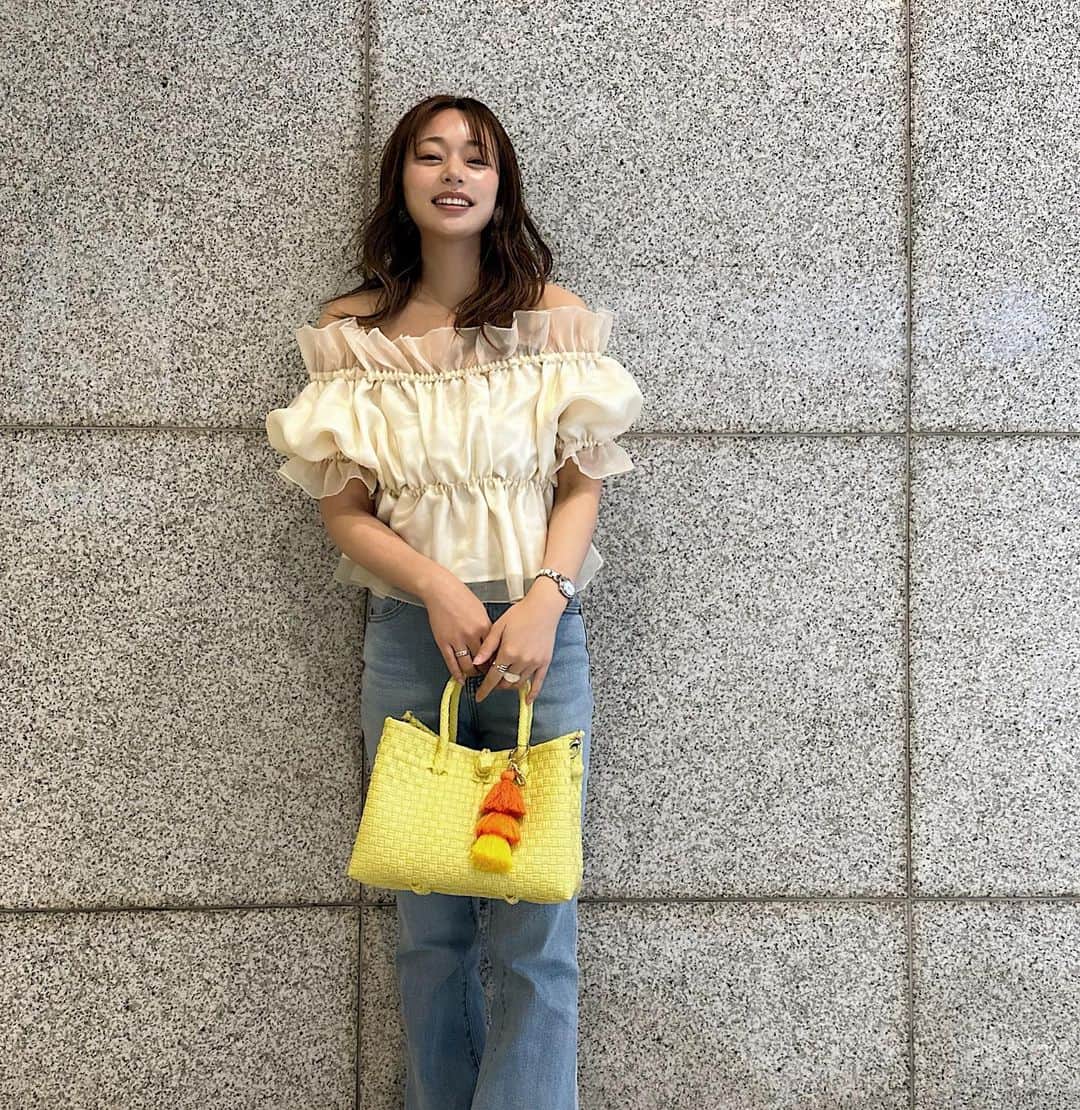 Yuuki mimuraのインスタグラム：「🪼🪼🪼  .  @qumerry.official 様よりいただいた こちらのオフショルトップス🤍  着てると『かわいい🤍』って褒めてもらえる🎵  骨格に合ってるのかな？  デニムと合わせてカジュアルに着るのが好き❤️❤️❤️  #qumerry #キュメリ #オフショル#オフショルトップス #肌見せ#肌見せコーデ #夏コーデ#カジュアル#デニム #ブラウス#wear」