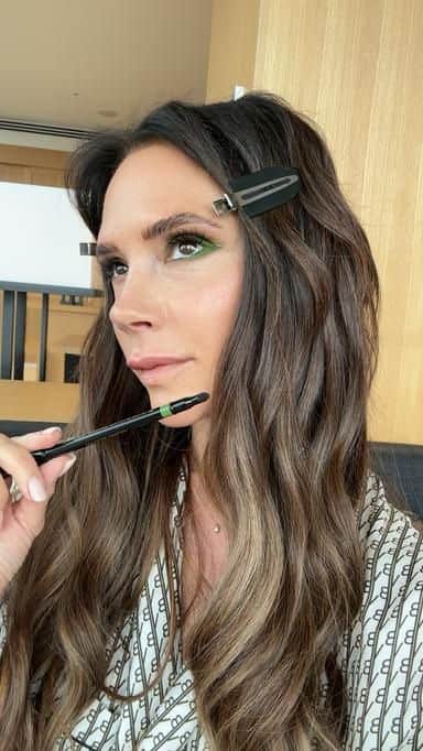 のインスタグラム：「Don’t be afraid of colour!! 💚Nothing says summer to me like bold, vibrant colours and I am loving my NEW @VictoriaBeckhamBeauty SATIN KAJAL SUMMER COLLECTION. Today I’m wearing Sour Apple and I wanted to show you how wearable it is! I’ve layered it on top of my signature Eye Brick and my Silk Eye Brick to add definition and depth to the eye. Join me and update your summer Smoky eye!! Kisses xx」
