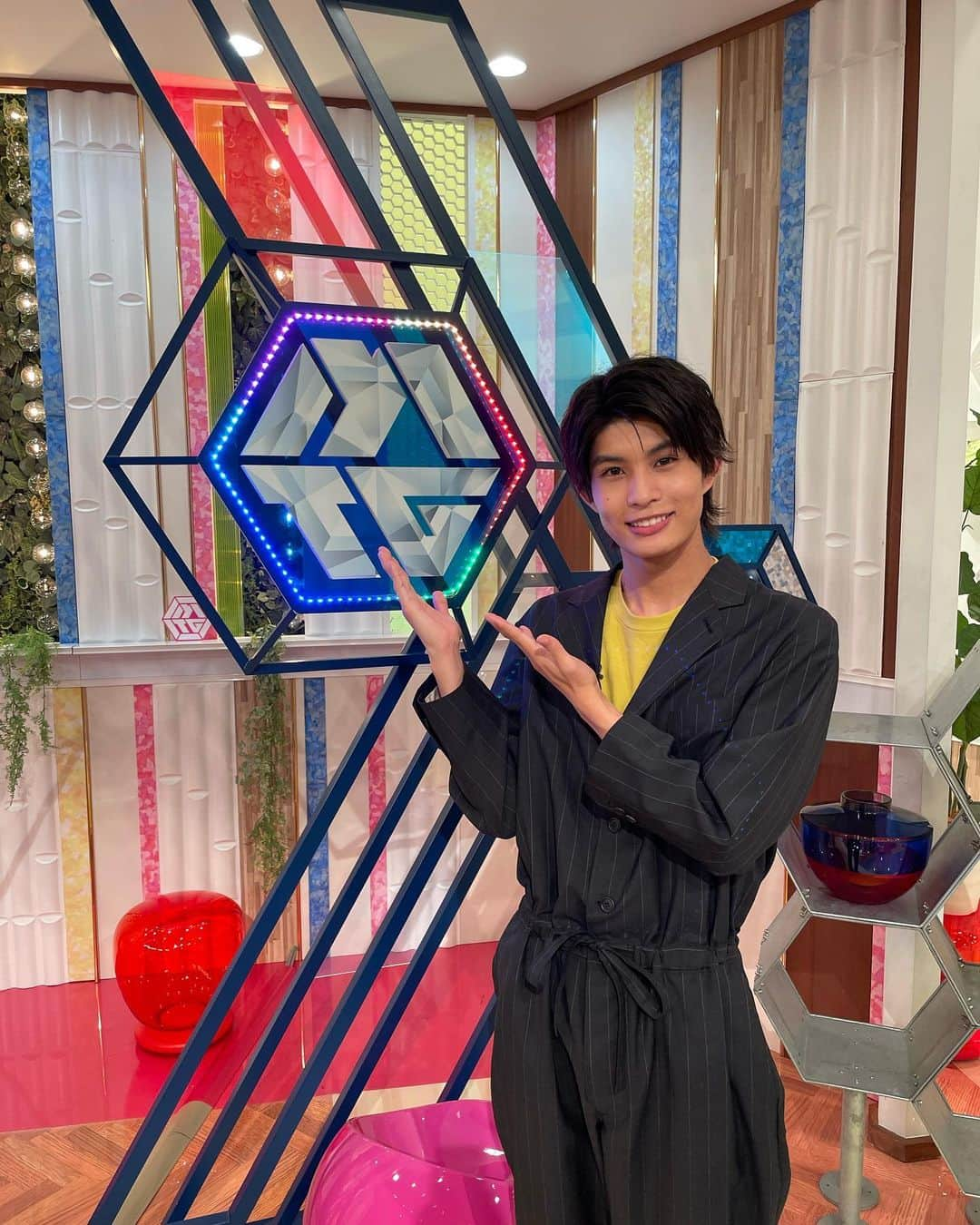 柊太朗のインスタグラム：「ytv『#今田耕司のネタバレMTG』に出演いたしました！ とてもためになるお話だったり、 めちゃめちゃ面白かったり、 あの空間がとても楽しかったです。  至らぬ点が多かったとは思いますし、テンパって言いたいこと言えてないと思いますが、 見ていただいて感想まで送ってくれてありがとう!(´▽｀)  衣装  @antostokio    #ネタバレmtg」