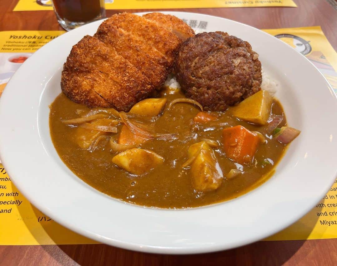 印度カリー子のインスタグラム：「インドのココイチに初潜入！  ★チキンカツ＋野菜カレー ・トッピング：マトンハンバーグ ・辛さ：2辛 ・ごはん：150g  日本のCoCo壱と色々違うけどやっぱり美味しい〜！  カレーの文化は植民地時代にインドからイギリスに渡り、日本の開国後にイギリスから日本に入ってきて、CoCo壱により日本からインドに逆輸入した、というインドCoCo壱メニューの最後のページ。  文化と時の洗礼を受けてもなお愛され続けるカレーは地球人の国民食。  最高です！」