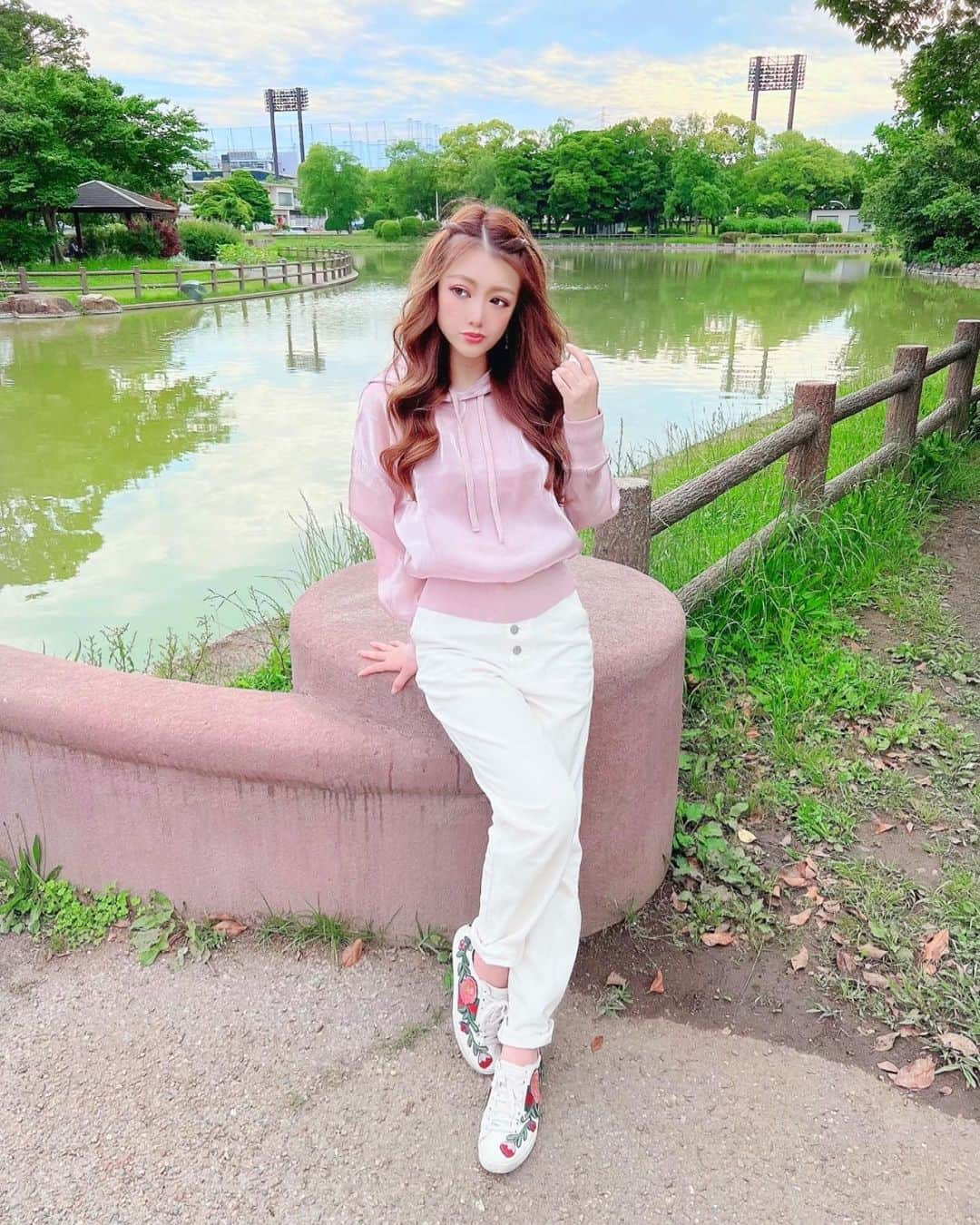 米本紗弥香のインスタグラム：「#住之江公園 へ🌳💐 お散歩日和🌸♬ #location #followme #japangirl #ロケーション #景色 #fashion #ファッション #model #instadaily #lifestyle #photography #春ファッション #ピンクコーデ #大阪公園 #湖畔 #ピクニック #photospot #flower #lake #花 #公園 #お散歩 #park #japantrip #japan #osaka #osakatrip #osakajapan #日本旅遊」