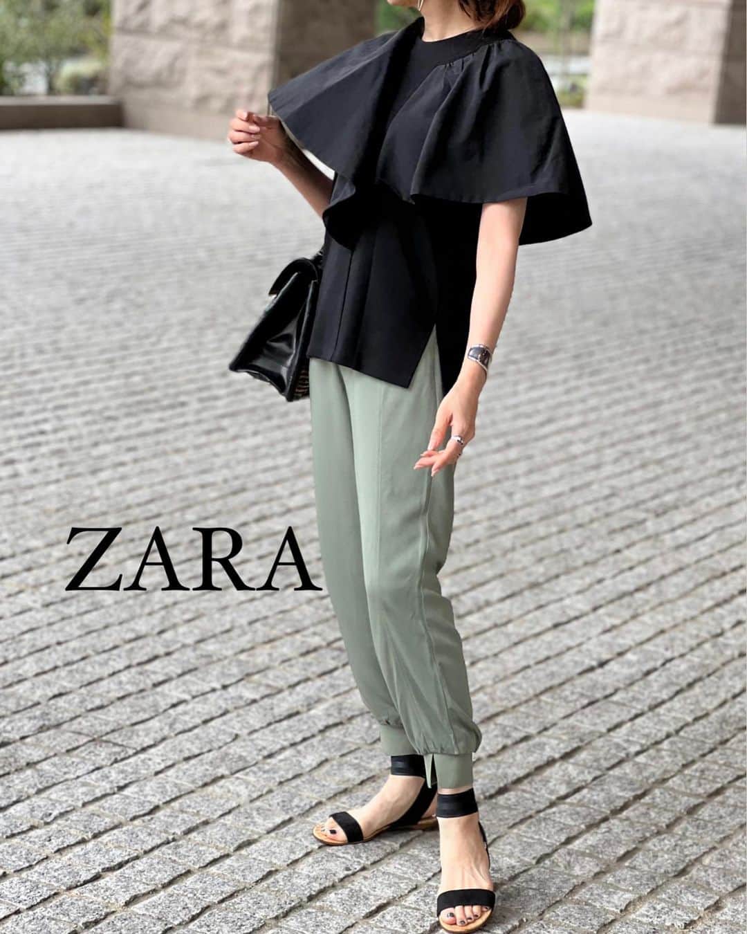 kazumint20のインスタグラム：「@zara  質問もらってたザラのパンツ。 サイズは通常サイズより大きめ。でもゆるっとかなり楽です🤭。 カーキってホワイト、ブラック、キャメル、以外と合わせやすいです💚  ZARA pants ラスティックジョガーパンツ 🏷4987/ 169  1枚目 tops  @elendeek  pants  @zara shoes  @gianvitorossi   2枚目 tshirt  @uniqlo #uniqlou pants  @zara  necklace  @zanchetti_japan  shoes  @hermes   3枚目 tops  @day_and_grade  pants  @zara bag  @loewe  #zara#zara購入品#ザラ購入品#ザラコーデ#ジョガーパンツ#elendeek#白t #uniqlou#大人カジュアルコーデ」