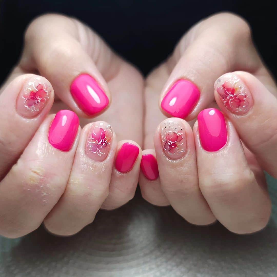 Yingのインスタグラム：「Base colour: Didier Fiber Base Nude and Ruyigel #72 Floral art: Tsumekira NN-INK-103 alcohol ink sticker, outlined with Ruyiya Base Non Wipe Liner in White to create abstract florals!  Shop: www.nailwonderland.com」