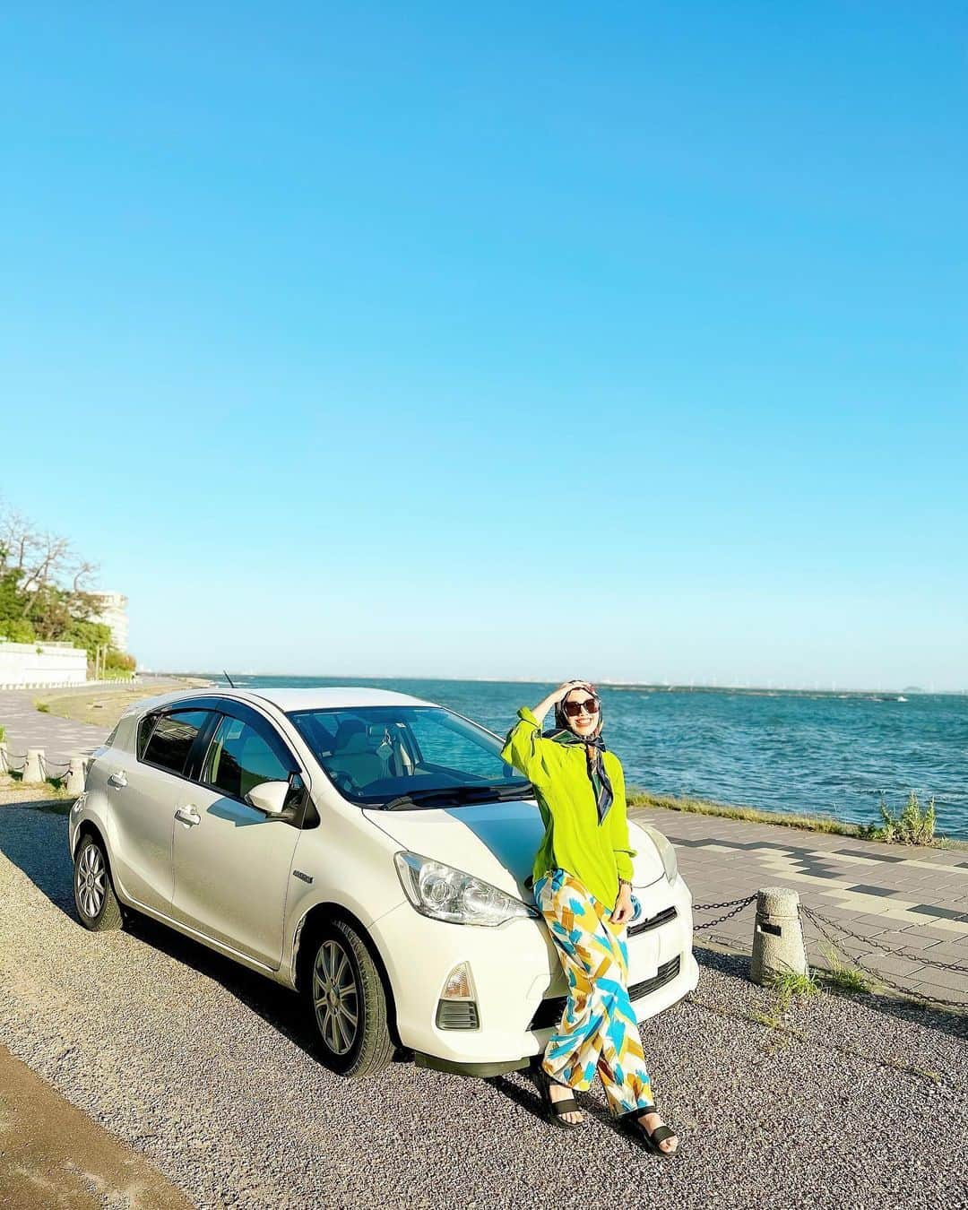 AMIのインスタグラム：「❁.*･ﾟ  20歳からの愛車(*´˘`*)♡  今年で10年！ 色んな所に行って色んな人と乗った思い出が詰まってるAQUA🚗  ドライブ好きな私にはいつもこの子を連れていくのが楽しい︎︎︎︎✌︎︎︎✌︎︎︎︎︎  買ってよかった♡ 手放す日が来るまでまた旅しよーっと！     *☼*―――――*☼*―――――*☼*―――――*☼*――― #オーシャンブルー #愛車のある風景 #愛車と私 #愛車のある暮らし #海好き女子 #アウトドア女子 #ドライブ好き #タビジョ #旅したくなるフォト #大人旅 #フォトジェニック #海のある生活 #おしゃれさんとつながりたい #大人カジュアルコーデ #ザラコーデ #プチプラコーデ #カラフルコーデ #グリーンコーデ #フォロー大歓迎 #いいね大歓迎 #genic_mag #genic_japan #oceanlove #beachlover #azulbymoussy #zaraoutfit #l4likesback #followgram #toyotaaquahybrid」