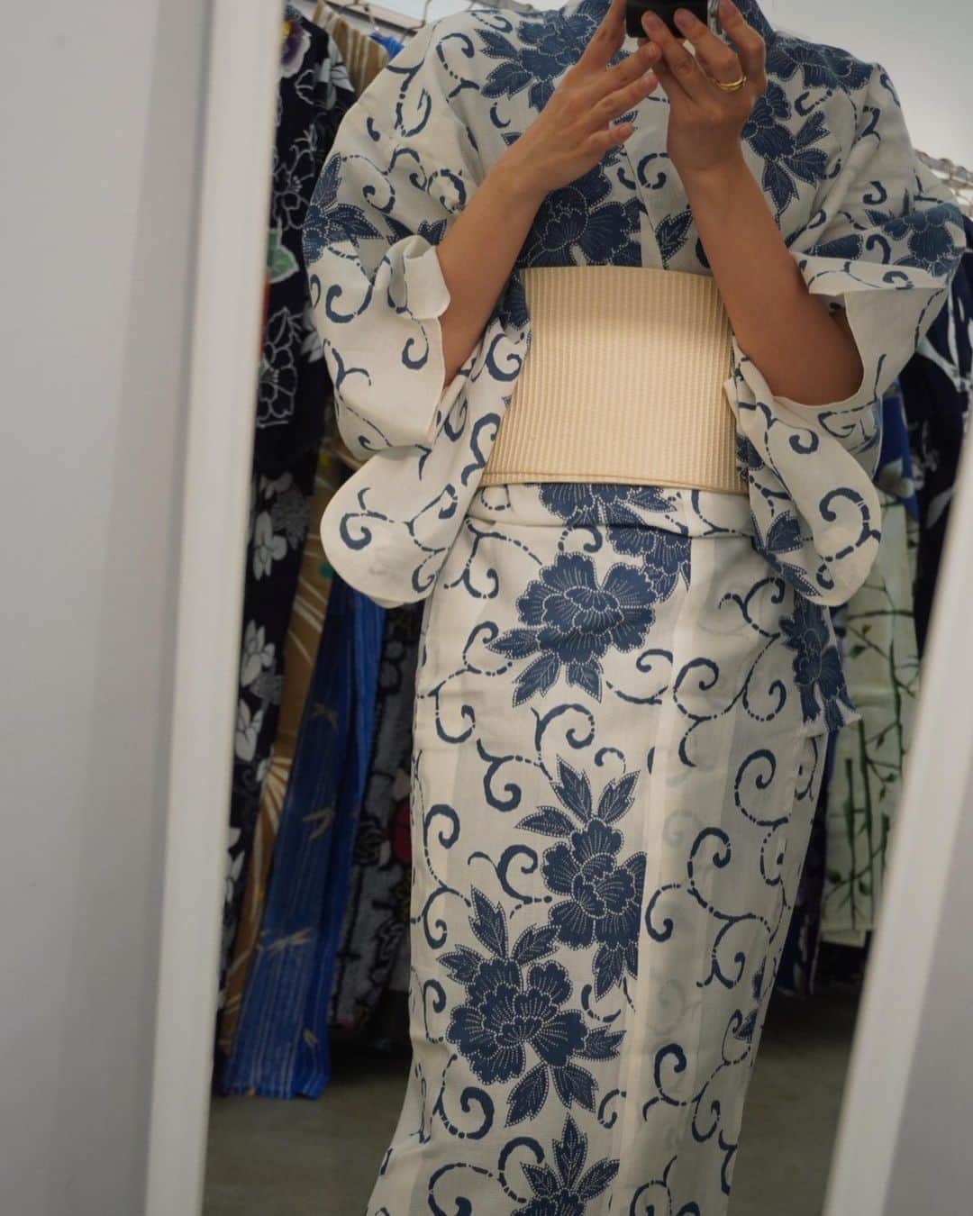 izu（出岡美咲）さんのインスタグラム写真 - (izu（出岡美咲）Instagram)「今年は浴衣でのお出掛けも楽しみたくって、夏のお支度。 @kimono_nakaya   お祭りも行きたいし、花火も見たい。 久し振りに浴衣をGETして、あれこれ妄想ばかりが膨らみます🫣  #浴衣 #夏支度」6月10日 18時27分 - izu_stagram