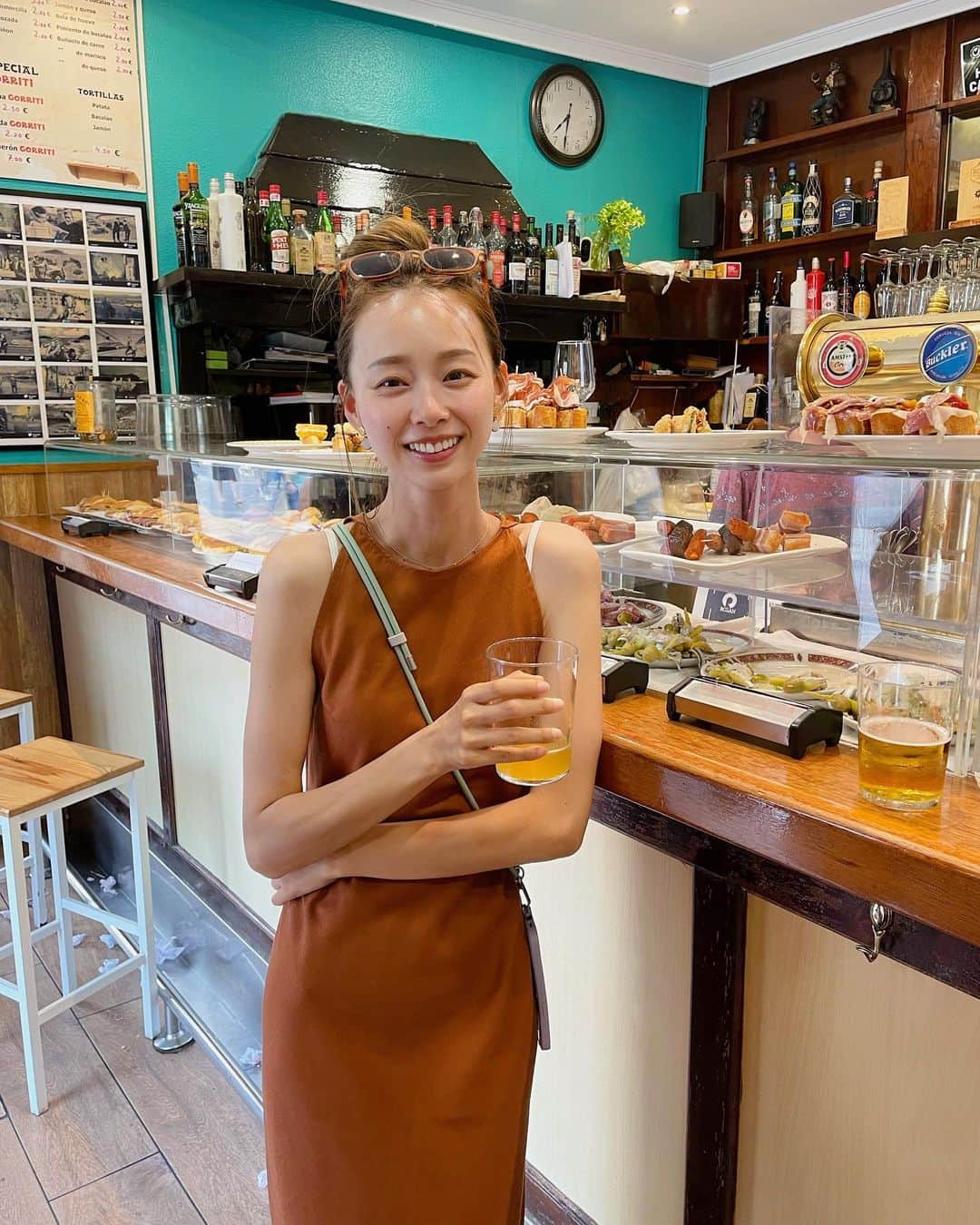 吳斐莉のインスタグラム：「在San Sebastian才待2天，這家就來了2次😆  這家一整天都有開，而且是附近市場老闆們下班後最愛來的店家，桌上滿～滿的Pintxos  之前沒特別選店家，吃到的真的都覺得很一般🤣導致後來看到都興趣缺缺，但以Tapas聞名的地方，一定還是要嘗試！  吃下去真的很好吃啊😍😍😍 尤其我在台灣是會害怕吃橄欖的人 這裡的tapas橄欖超好吃啊～  酸酸的搭配一片鯷魚很開胃，也沒有可怕的橄欖味🤤  麵包我吃了第六張的～ 最下面是起士然後魚2片，紅紅得醬感覺像果醬，吃起來的搭配出乎意料好吃🤤麵包的口感也剛剛好不軟不脆  如果還不到晚餐時間就餓了～ 大家可以來這裡吃😆」