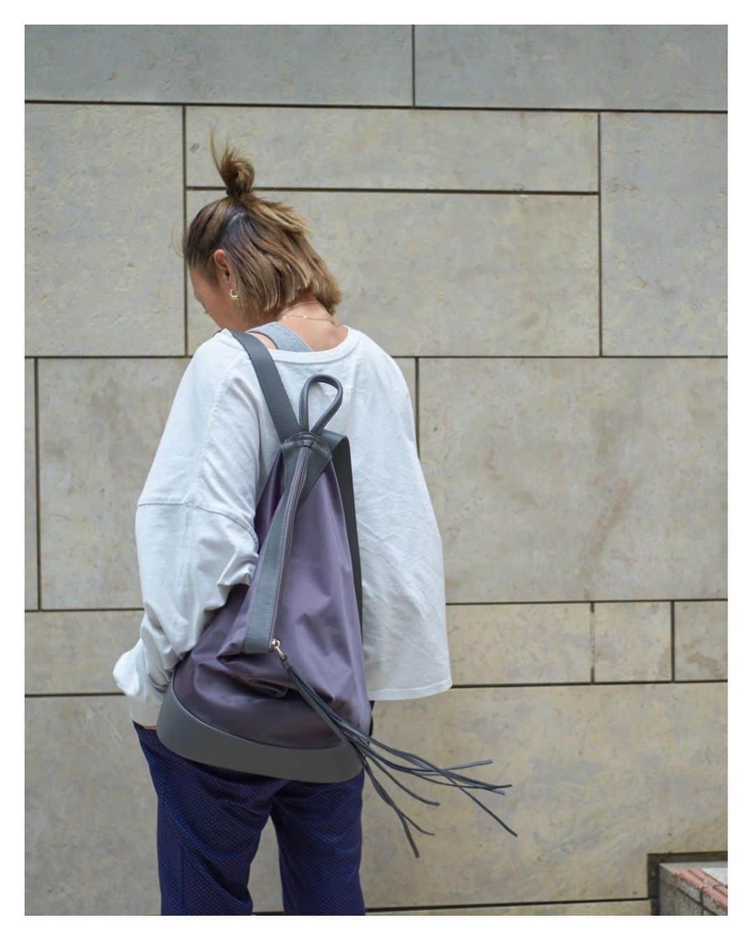 土井地恵理子のインスタグラム：「・ BAGPACK. @h.v.f.n   女っぽく 大人っぽく カジュアルすぎずに 持てるリュックが欲しくて作ったやつ。 柔らかめなグレーも良き！  歳取ると両手をあけたくなる不思議www  #hvfn #bagpack #リュック」