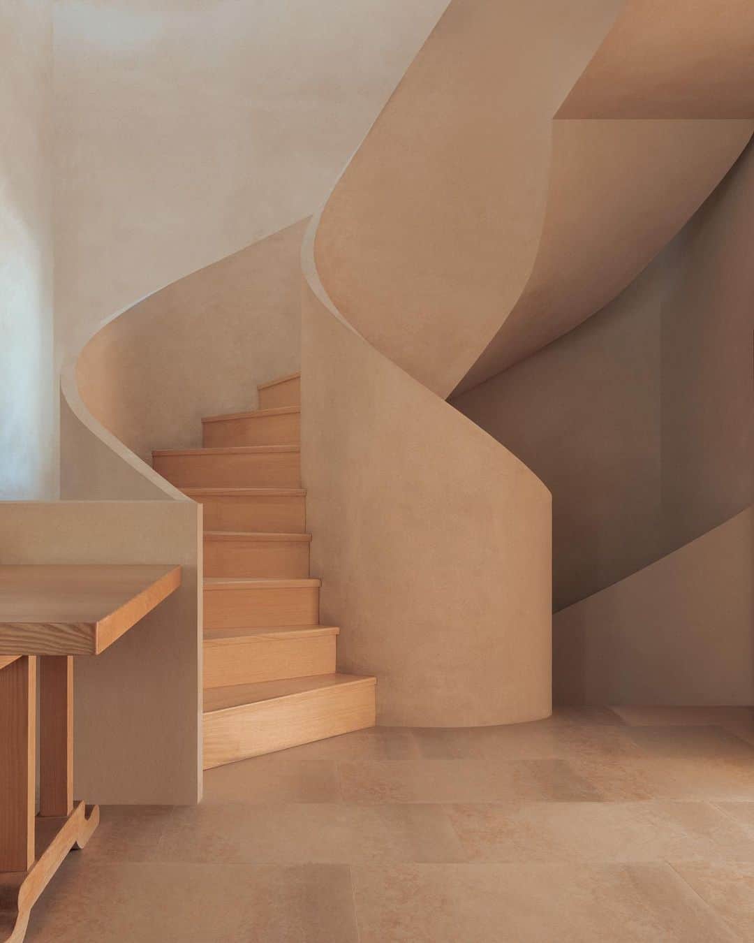 Kinfolk Magazineさんのインスタグラム写真 - (Kinfolk MagazineInstagram)「A sculptural staircase 🌀 The Madrid studio of @carunchogardener, featured in Issue Forty-Two.  (Photo: @christianmandersen)」6月10日 18時39分 - kinfolk