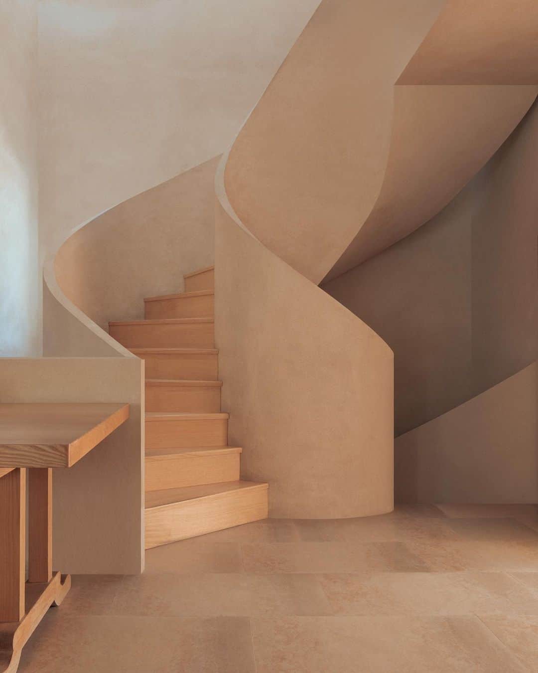 Kinfolk Magazineのインスタグラム：「A sculptural staircase 🌀 The Madrid studio of @carunchogardener, featured in Issue Forty-Two.  (Photo: @christianmandersen)」