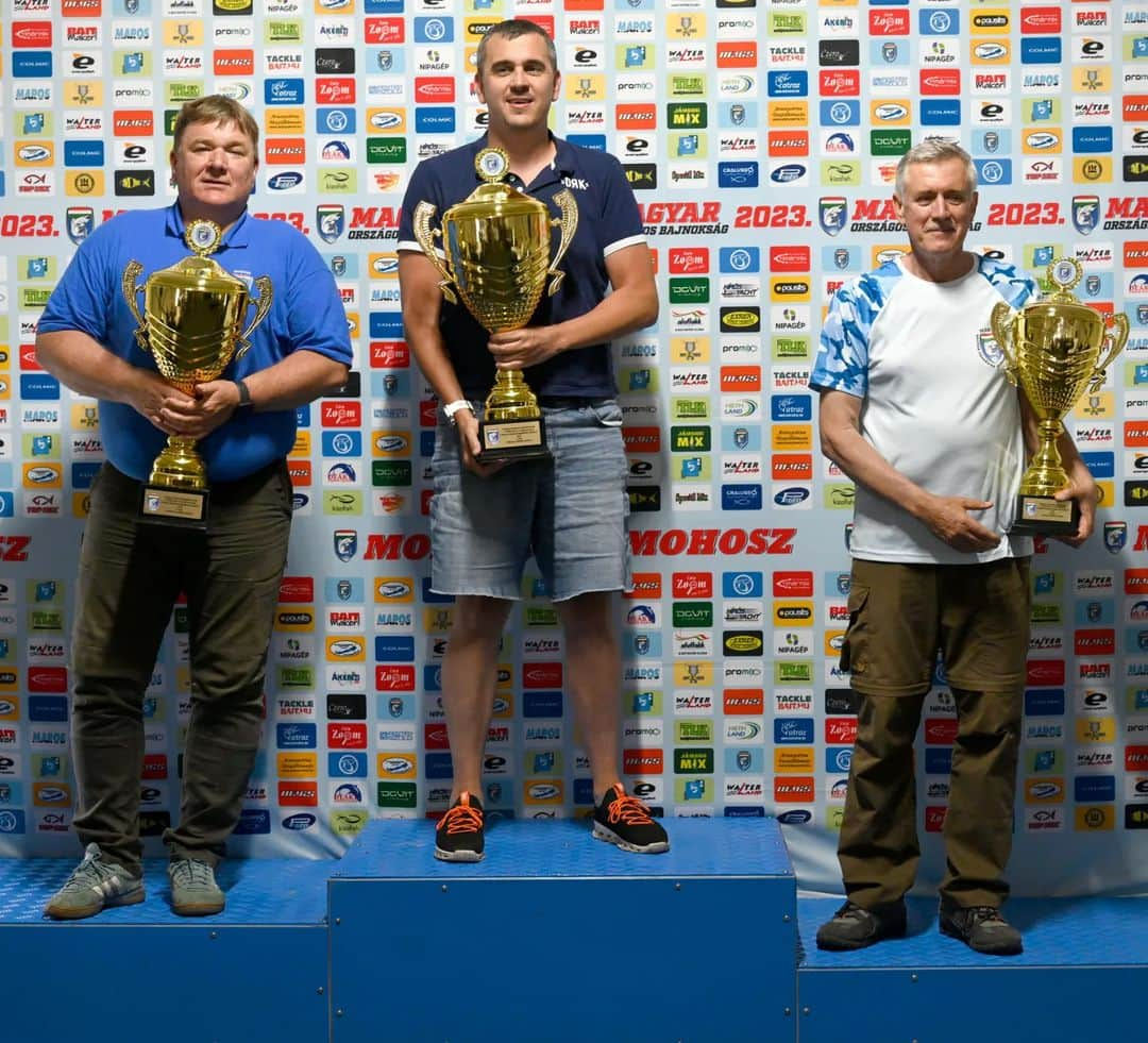 ラースロー・シェーのインスタグラム：「Újra dobogón😀 Horgász Nagykövetek versenye - Látóképi horgásztó. Egy ponty most nagyon sokat ért! On the podium again😀 Angling Ambassadors Competition -  Látóképi fishing pond.  A carp is now worth a lot! #horgászat #feederfishing」