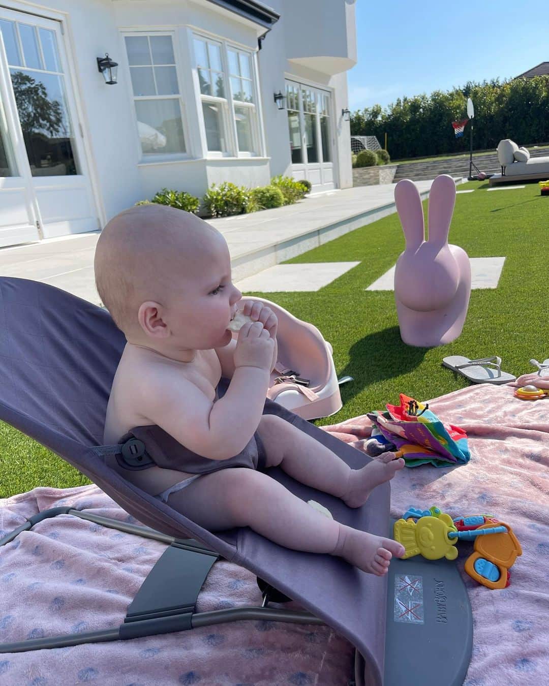 ビリー・フェアーズのインスタグラム：「‘Just chilling with a snack minding my own business’ ☺️❤️ Margot you are just so cute ❤️ Happy Saturday ❤️」