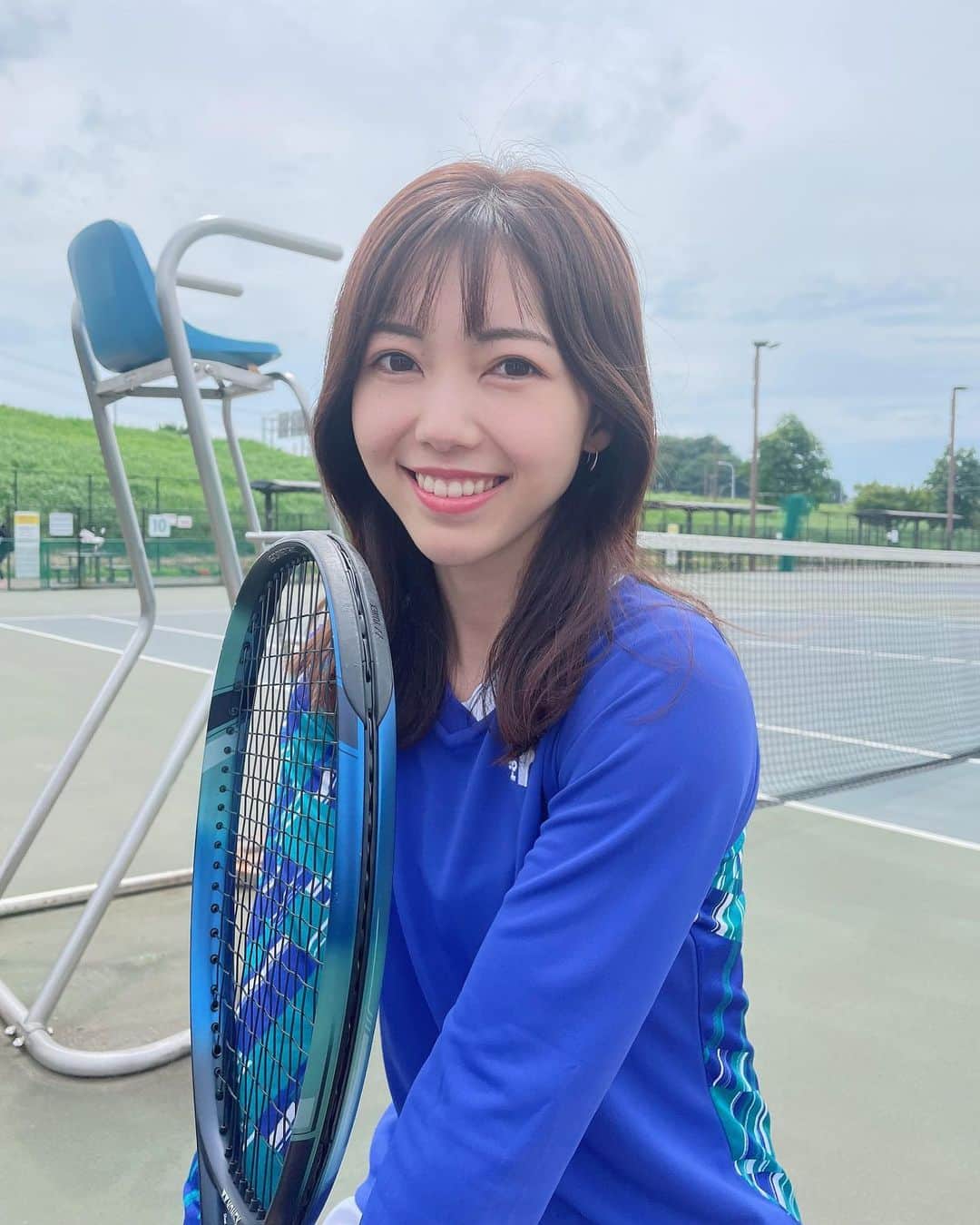 川又智菜美のインスタグラム：「青い💙 ⁡ 曇り空なのがちょっと惜しい😢 快晴だったらお空もウェアもラケットも コートも審判台も😂青くてお揃いだったのに😗笑 ⁡ 皆さんの好きな色はなんですか？☺️ ⁡ #テニス日和 #テニス #テニス女子 #tennis」