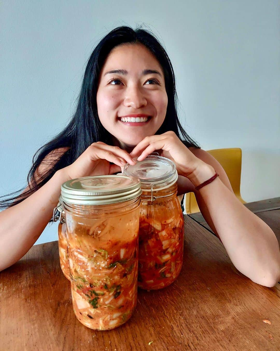 大野南香のインスタグラム：「* kimchi making 🫶  I always wanted to do this but never done it,,,UNTIL NOW in COPENHAGEN 🇩🇰🇯🇵🇵🇱🇨🇴🫶  Thank you for my friends to share your knowledge and the fun time!  Now I have kimchi-smelly hands, very delicious.✋🤚  We made it into vegetarian version, without fish sauce but instead we added some chili beans. It is a fun experiment and let's see how it turns out!  自家製キムチー！ ずーっと作ってみたかったけど、日本には美味しいキムチがすぐ手に入るからなにかとやったことなくて コペンハーゲンで初挑戦！ 結果多国籍の集まりになって みんなでいろんな知識かき集めながら なんとか形になった！ 魚醤やエビを使わずに、ベジタリアン版で作ってみた。ひじき入れて作っている友達もいて、 可能性は無限大だ。。。とおもった  #kimchi #homemade #everydayhappy ☺︎   カフェのテラスで1時間くらいぼけーっとパソコン触ってただけなのに ものすごく日焼けした。 りんごみたいな身体になった。 気をつける。」